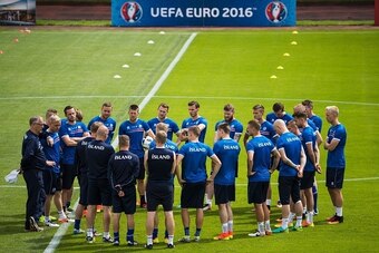 The Icelandic national football team is seen during a Euro 2016 training session at the d'Albigny sports center in Annecy-le-Vieux on June 11, 2016 during the Euro 2016 football tournament.    / AFP / ODD ANDERSEN        (Photo credit should read ODD ANDE