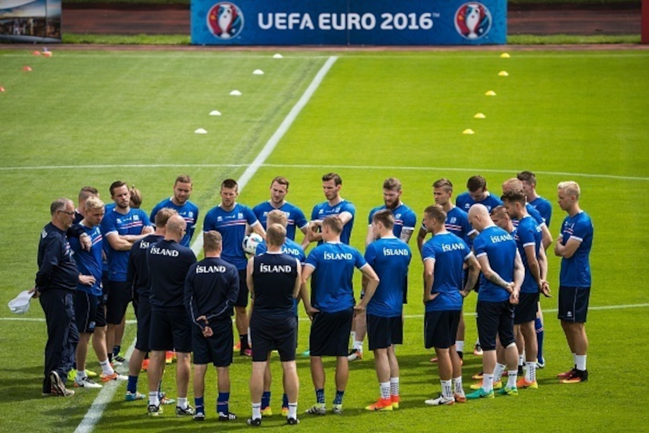 The Icelandic national football team is seen during a Euro 2016 training session at the d'Albigny sports center in Annecy-le-Vieux on June 11, 2016 during the Euro 2016 football tournament.    / AFP / ODD ANDERSEN        (Photo credit should read ODD ANDE