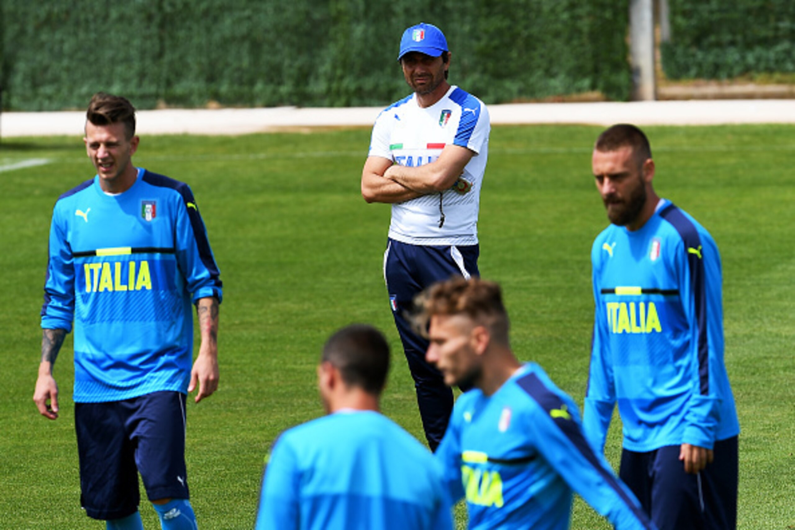 Italy's coach Antonio Conte (C) looks to his national football players during a training session in Montpellier on June 12, 2016, prior to the Euro 2016 football match against Belgium in Lyon. / AFP / VINCENZO PINTO        (Photo credit should read VINCEN