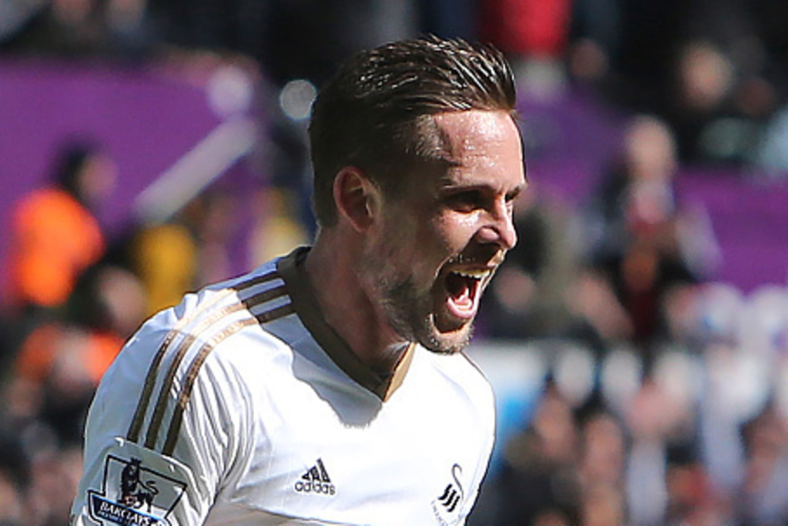 Swansea City's Icelandic midfielder Gylfi Sigurdsson celebrates scoring his team's first goal during the English Premier League football match between Swansea City and Chelsea at The Liberty Stadium in Swansea, south Wales on April 9, 2016. / AFP / GEOFF Swansea City's Icelandic midfielder Gylfi Sigurdsson celebrates scoring his team's first goal during the English Premier League football match between Swansea City and Chelsea at The Liberty Stadium in Swansea, south Wales on April 9, 2016. / AFP / GEOFF