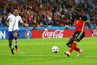 LYON, FRANCE - JUNE 13: Romelu Lukaku of Belgium shoots during the UEFA EURO 2016 Group E match between Belgium and Italy at Stade des Lumieres on June 13, 2016 in Lyon, France.  (Photo by Michael Steele/Getty Images)