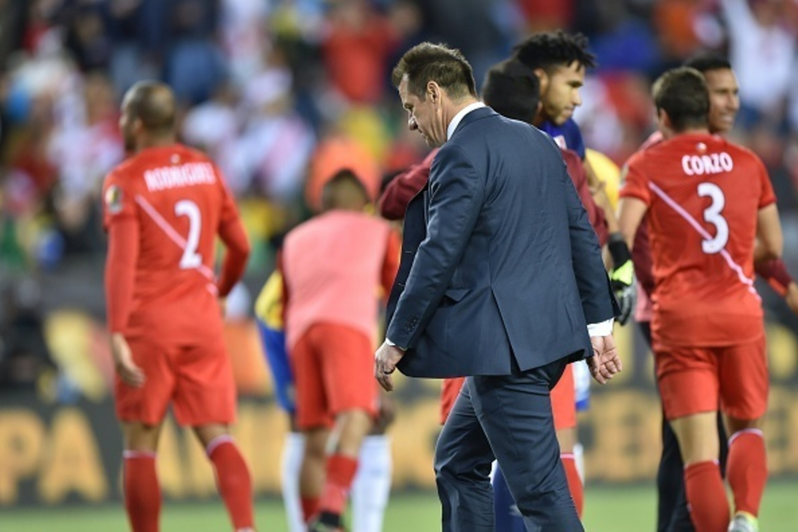 Brazil's coach Dunga leaves the field after being defeated by Peru in their Copa America Centenario football tournament match in Foxborough, Massachusetts, United States, on June 12, 2016.  / AFP / Hector RETAMAL        (Photo credit should read HECTOR RE