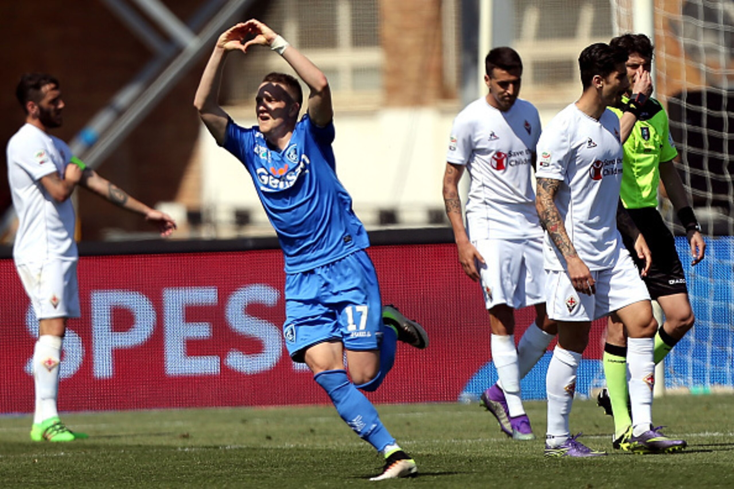 EMPOLI, ITALY - APRIL 10: Piotr Zielinski of Empoli FC celebrates after scoring a goal during the Serie A match between Empoli FC and ACF Fiorentina at Stadio Carlo Castellani on April 10, 2016 in Empoli, Italy.  (Photo by Gabriele Maltinti/Getty Images)