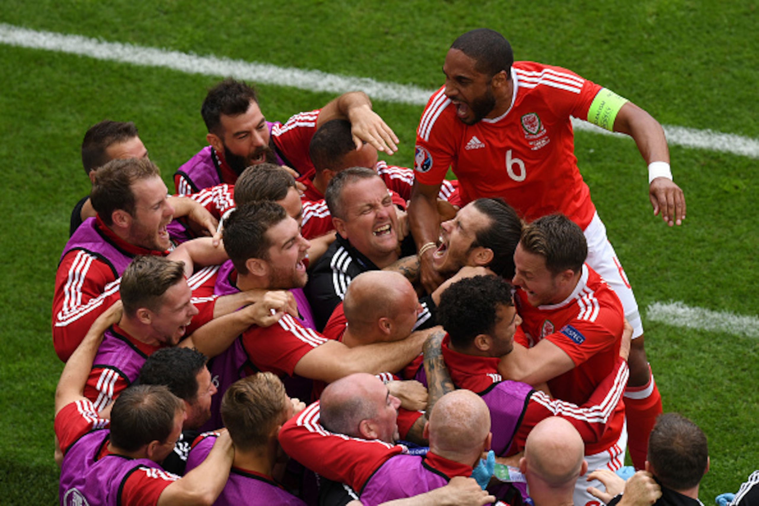 BORDEAUX, FRANCE - JUNE 11:  Gareth Bale of Wales celebrates scoring his team's first goal with his team mates during the UEFA EURO 2016 Group B match between Wales and Slovakia at Stade Matmut Atlantique on June 11, 2016 in Bordeaux, France.  (Photo by D