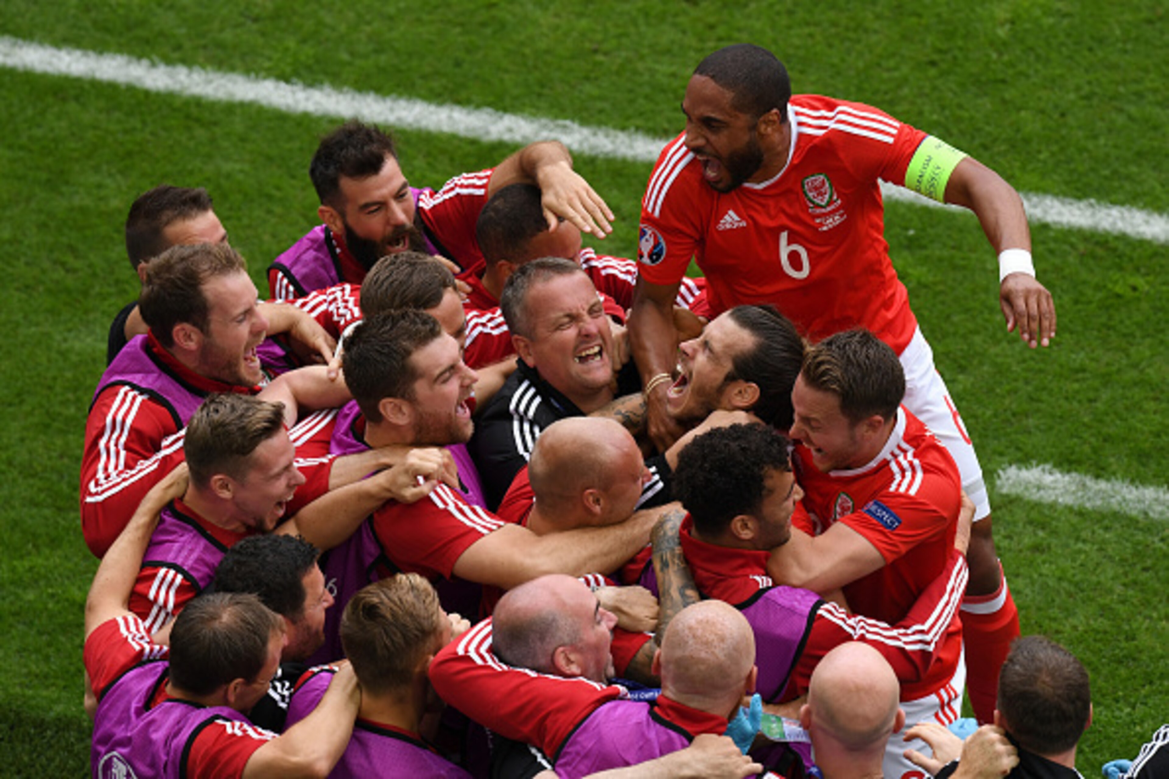 BORDEAUX, FRANCE - JUNE 11: Gareth Bale of Wales celebrates scoring his team's first goal with his team mates during the UEFA EURO 2016 Group B match between Wales and Slovakia at Stade Matmut Atlantique on June 11, 2016 in Bordeaux, France. (Photo by D BORDEAUX, FRANCE - JUNE 11: Gareth Bale of Wales celebrates scoring his team's first goal with his team mates during the UEFA EURO 2016 Group B match between Wales and Slovakia at Stade Matmut Atlantique on June 11, 2016 in Bordeaux, France. (Photo by D
