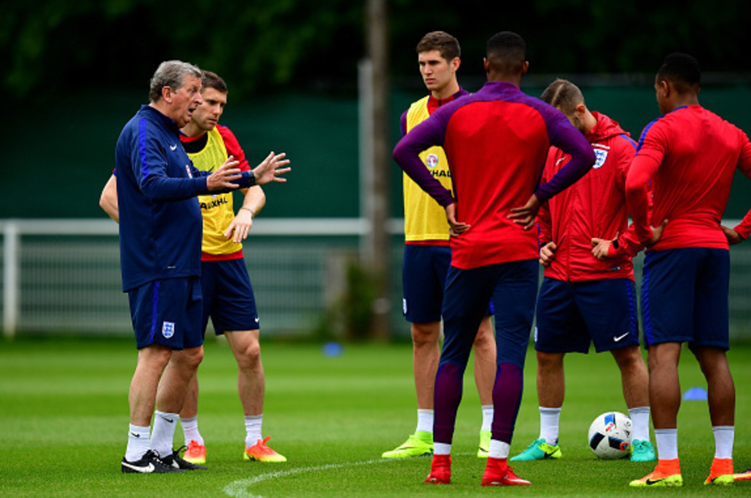 CHANTILLY, FRANCE - JUNE 12:  Roy Hodgson manager of England talks to his players during a training session at Stade du Bourgognes on June 12, 2016 in Chantilly, France.  (Photo by Dan Mullan/Getty Images)