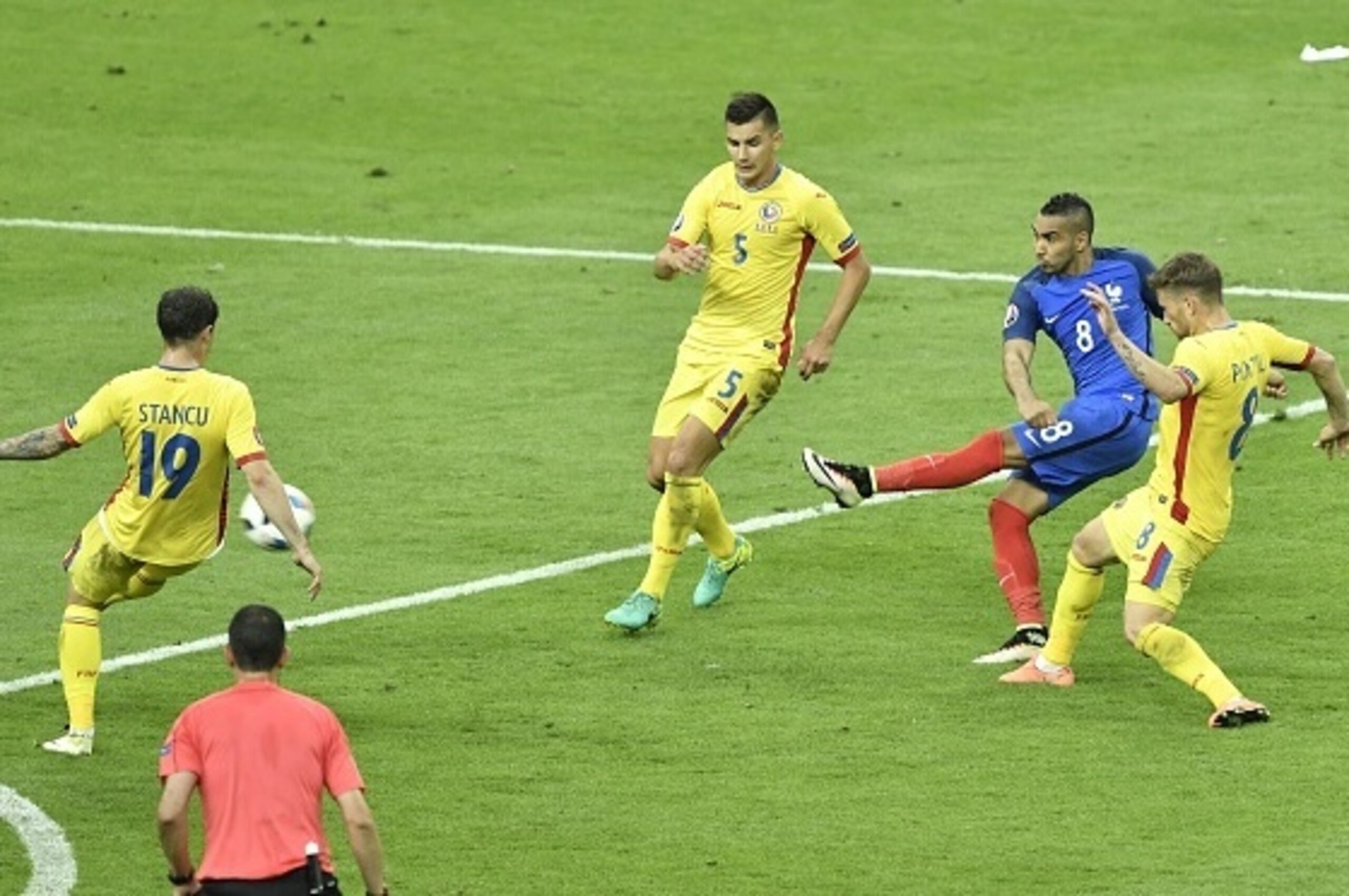 France's forward Dimitri Payet (2R) shoots to score during the Euro 2016 group A football match between France and Romania at Stade de France, in Saint-Denis, north of Paris, on June 10, 2016
France won the match 2-1. / AFP / PHILIPPE LOPEZ (Photo France's forward Dimitri Payet (2R) shoots to score during the Euro 2016 group A football match between France and Romania at Stade de France, in Saint-Denis, north of Paris, on June 10, 2016
France won the match 2-1. / AFP / PHILIPPE LOPEZ (Photo