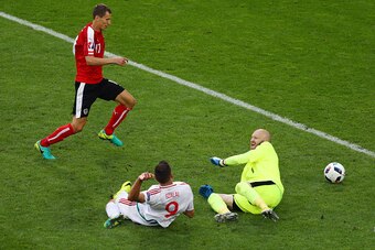 BORDEAUX, FRANCE - JUNE 14:  Adam Szalai (C) of Hungary scores his team's first goal past Robert Almer (R) of Austria  during the UEFA EURO 2016 Group F match between Austria and Hungary at Stade Matmut Atlantique on June 14, 2016 in Bordeaux, France.  (P