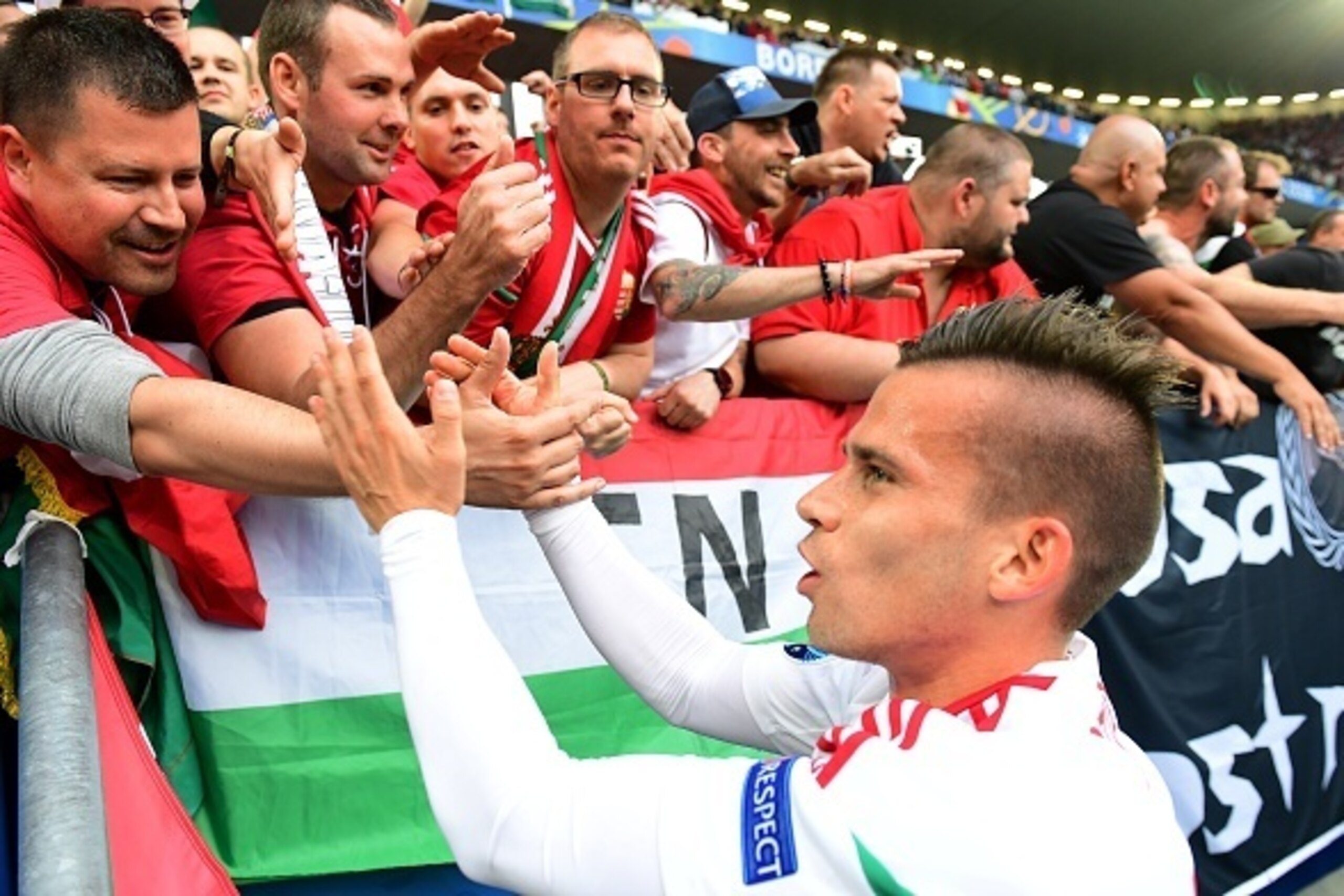 Hungary's midfielder Zoltan Stieber celebrates with fans at the end of the Euro 2016 group F football match between Hungary and Austria at the Matmut Atlantique stadium in Bordeaux on June 14, 2016. / AFP / ATTILA KISBENEDEK (Photo credit should re Hungary's midfielder Zoltan Stieber celebrates with fans at the end of the Euro 2016 group F football match between Hungary and Austria at the Matmut Atlantique stadium in Bordeaux on June 14, 2016. / AFP / ATTILA KISBENEDEK (Photo credit should re