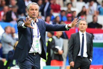 Hungary's coach Bernd Storck gestures during the Euro 2016 group F football match between Hungary and Austria at the Matmut Atlantique stadium in Bordeaux on June 14, 2016. / AFP / Attila KISBENEDEK        (Photo credit should read ATTILA KISBENEDEK/AFP/G