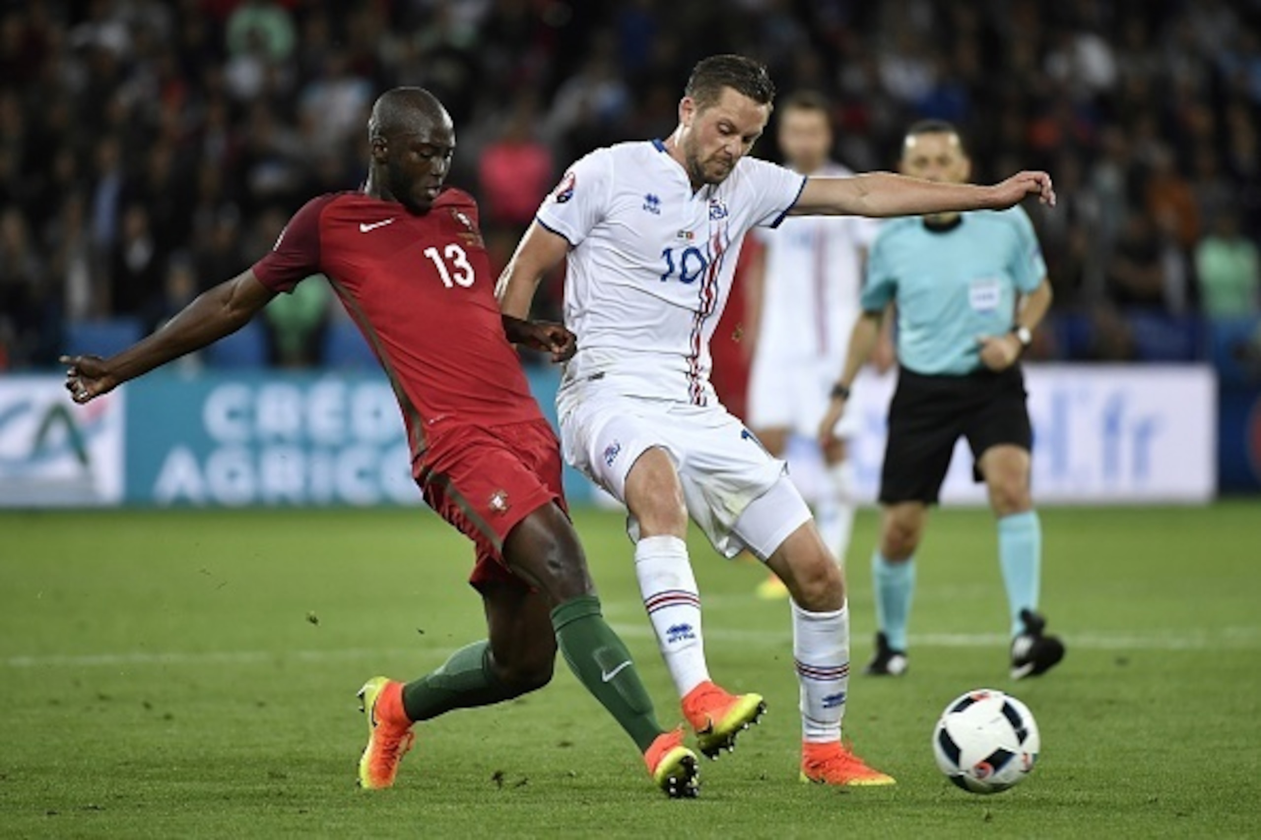 Portugal's midfielder Danilo Pereira (L) vies for the ball against Iceland's midfielder Gylfi Sigurdsson during the Euro 2016 group F football match between Portugal and Iceland at the Geoffroy-Guichard stadium in Saint-Etienne on June 14, 2016. / AFP / j