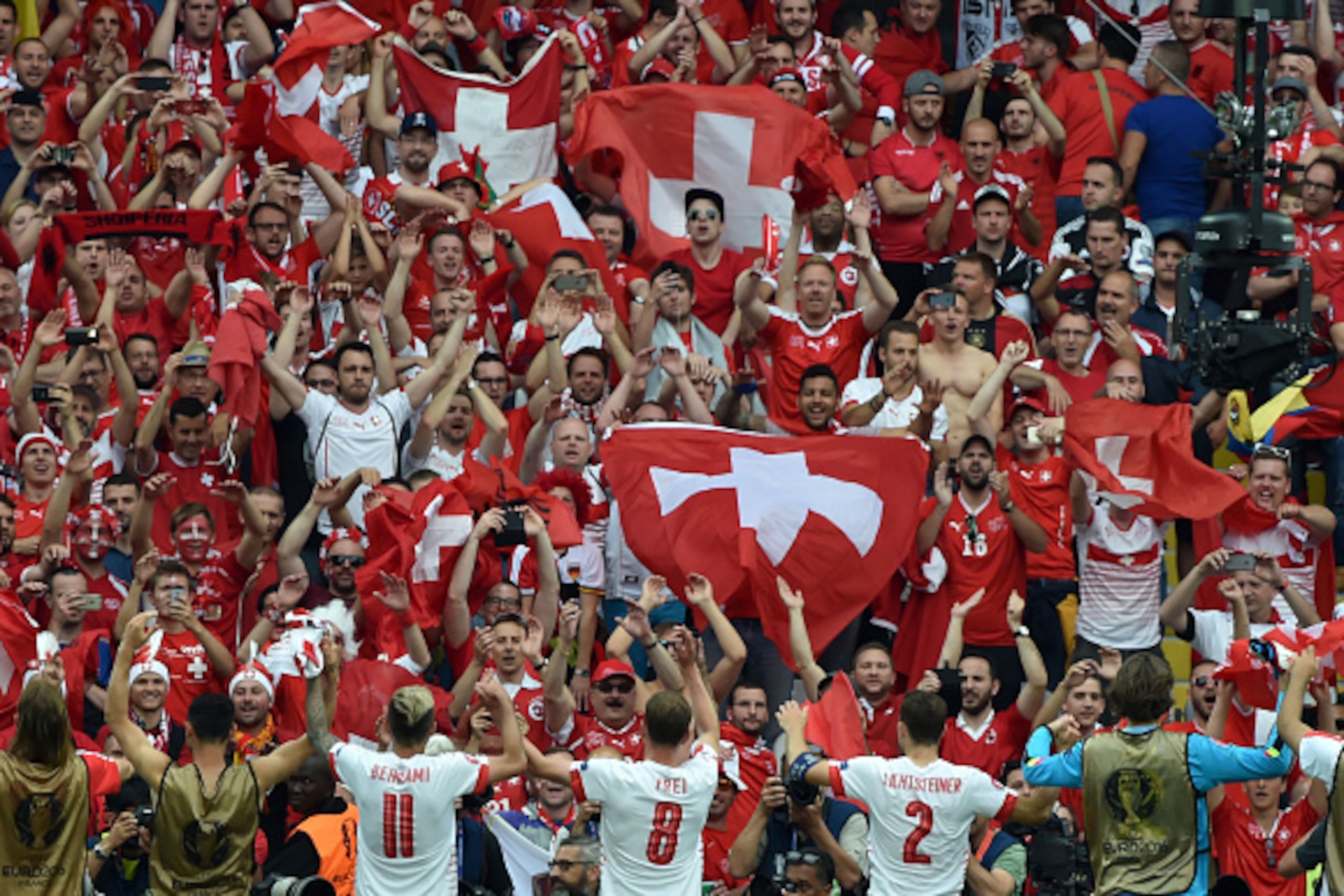 Switzerland's players acknowledge their supporters after the Euro 2016 group A football match between Albania and Switzerland at the Bollaert-Delelis Stadium in Lens on June 11, 2016.
Switzerland won the match 0-1. / AFP / PHILIPPE HUGUEN        (Photo cr