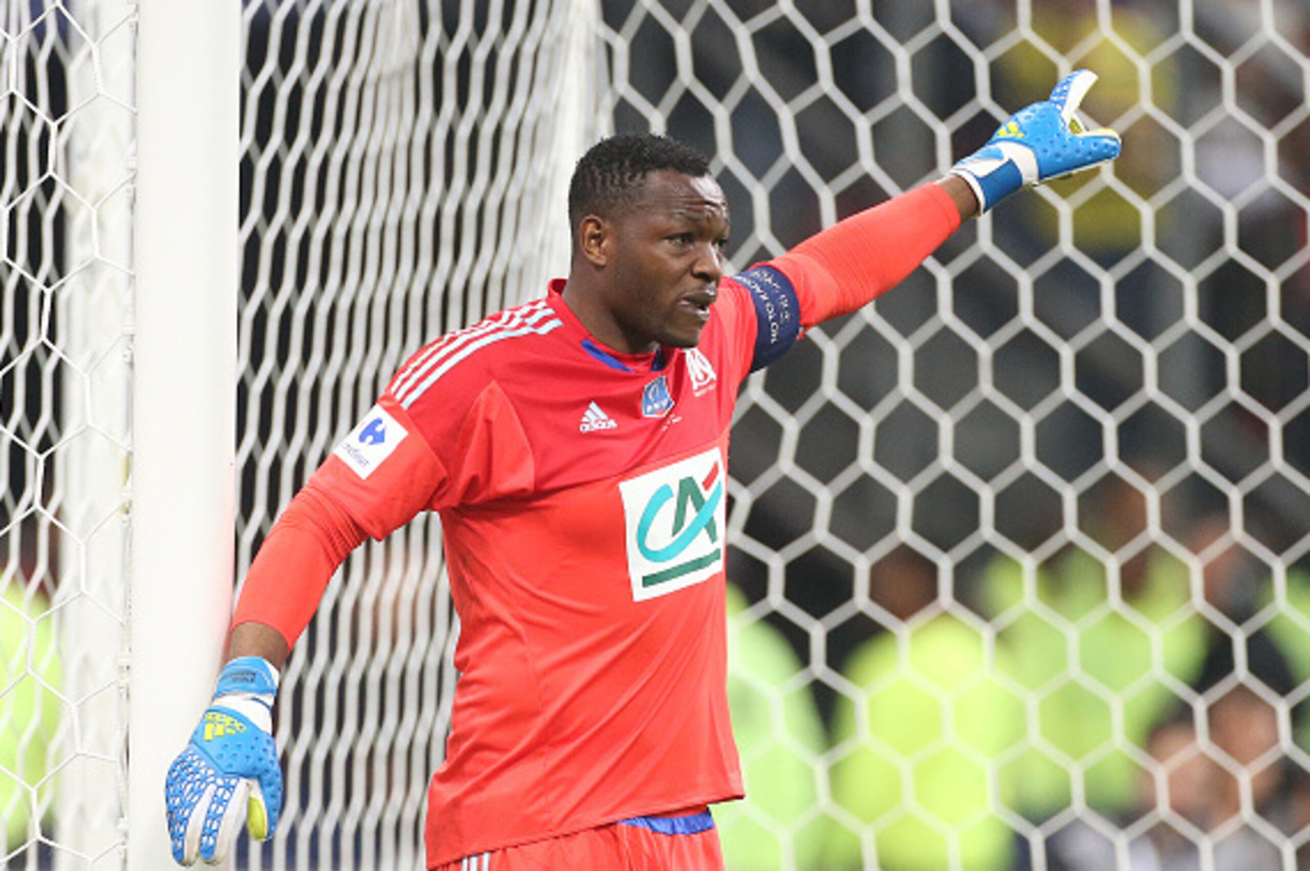 PARIS, FRANCE - MAY 21: Goalkeeper of OM Steve Mandanda in action during the French Cup Final match between Paris Saint-Germain (PSG) and Olympique de Marseille (OM) at Stade de France on May 21, 2016 in Saint-Denis nearby Paris, France. (Photo by Jean Ca