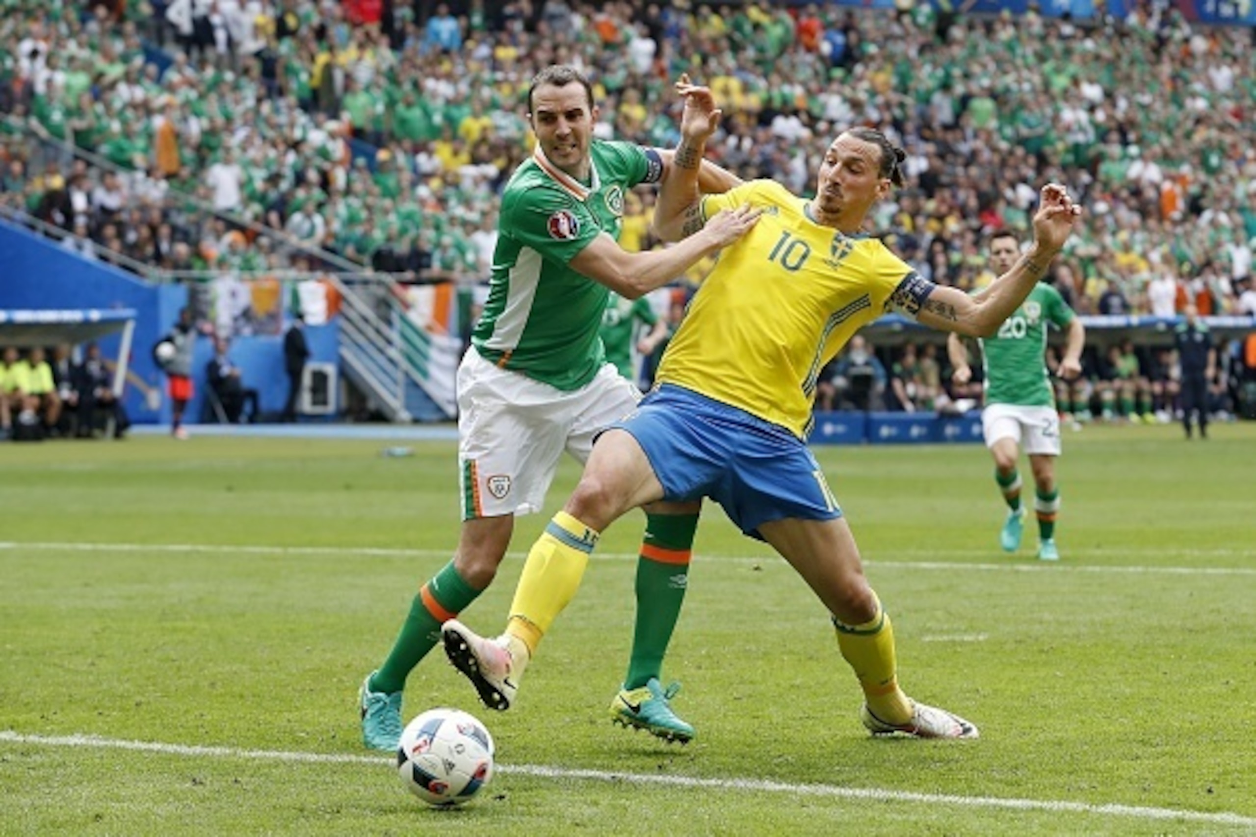 (L-R) Johnn O Shea of Ireland, Zlatan Ibrahimovic of Sweden during the UEFA EURO 2016 Group E group stage match between Republic of Ireland and Sweden at the Stade de France on june 13, 2016 in Paris, France.(Photo by VI Images via Getty Images)