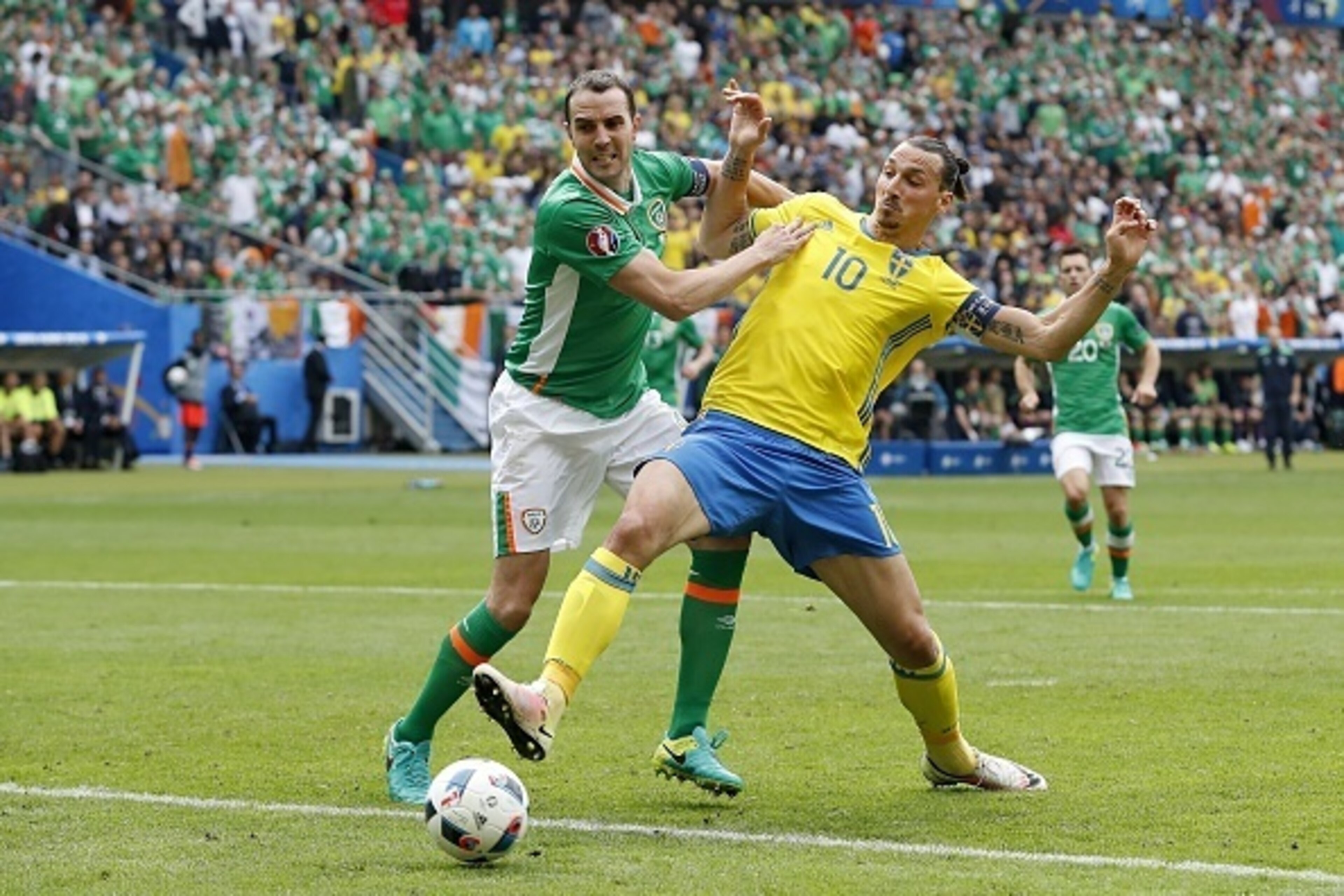 (L-R) Johnn O Shea of Ireland, Zlatan Ibrahimovic of Sweden during the UEFA EURO 2016 Group E group stage match between Republic of Ireland and Sweden at the Stade de France on june 13, 2016 in Paris, France.(Photo by VI Images via Getty Images)