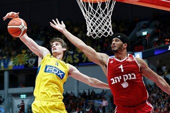 Maccabi Tel Aviv's Croatian player Dragen Bender (L) fights for the ball against Hapoel Jerusalem's US player Josh Duncan during a Winner League match between Maccabi Tel Aviv and Hapoel Jerusalem at the Pais Arena in Jerusalem on March 21, 2016.

Dragan 