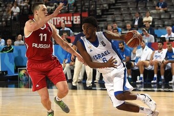 Israel's Shawn Dawson (R) vies with Russia's Semen Antonov (L) during the group A qualification basketball match between Israel and Russia at the EuroBasket 2015 in Montpellier on September 5, 2015. AFP PHOTO / PASCAL GUYOT        (Photo credit should rea