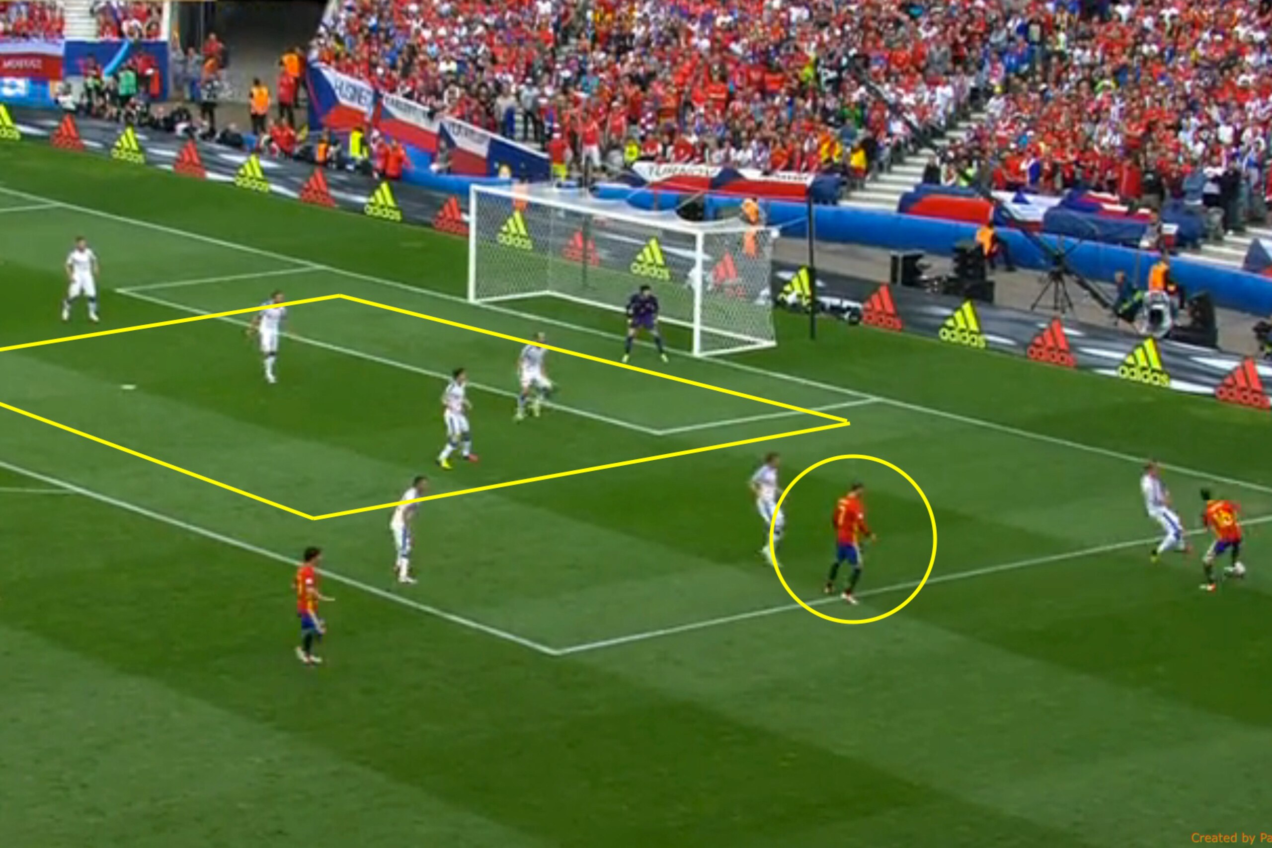 Juanfran gets to the touchline with the intention to cross but doesn't have a target to aim for. Juanfran gets to the touchline with the intention to cross but doesn't have a target to aim for.