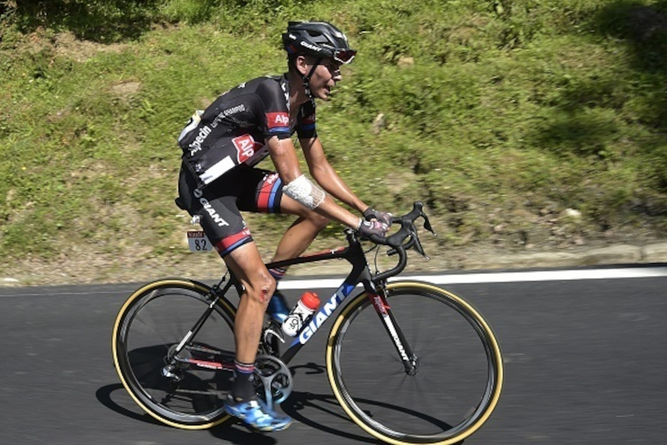 France's Warren Barguil injured after a fall rides in the last hill during the 167 km tenth stage of the 102nd edition of the Tour de France cycling race on July 14, 2015, between Tarbes and La Pierre-Saint-Martin, southwestern France. AFP PHOTO / LIONEL France's Warren Barguil injured after a fall rides in the last hill during the 167 km tenth stage of the 102nd edition of the Tour de France cycling race on July 14, 2015, between Tarbes and La Pierre-Saint-Martin, southwestern France. AFP PHOTO / LIONEL