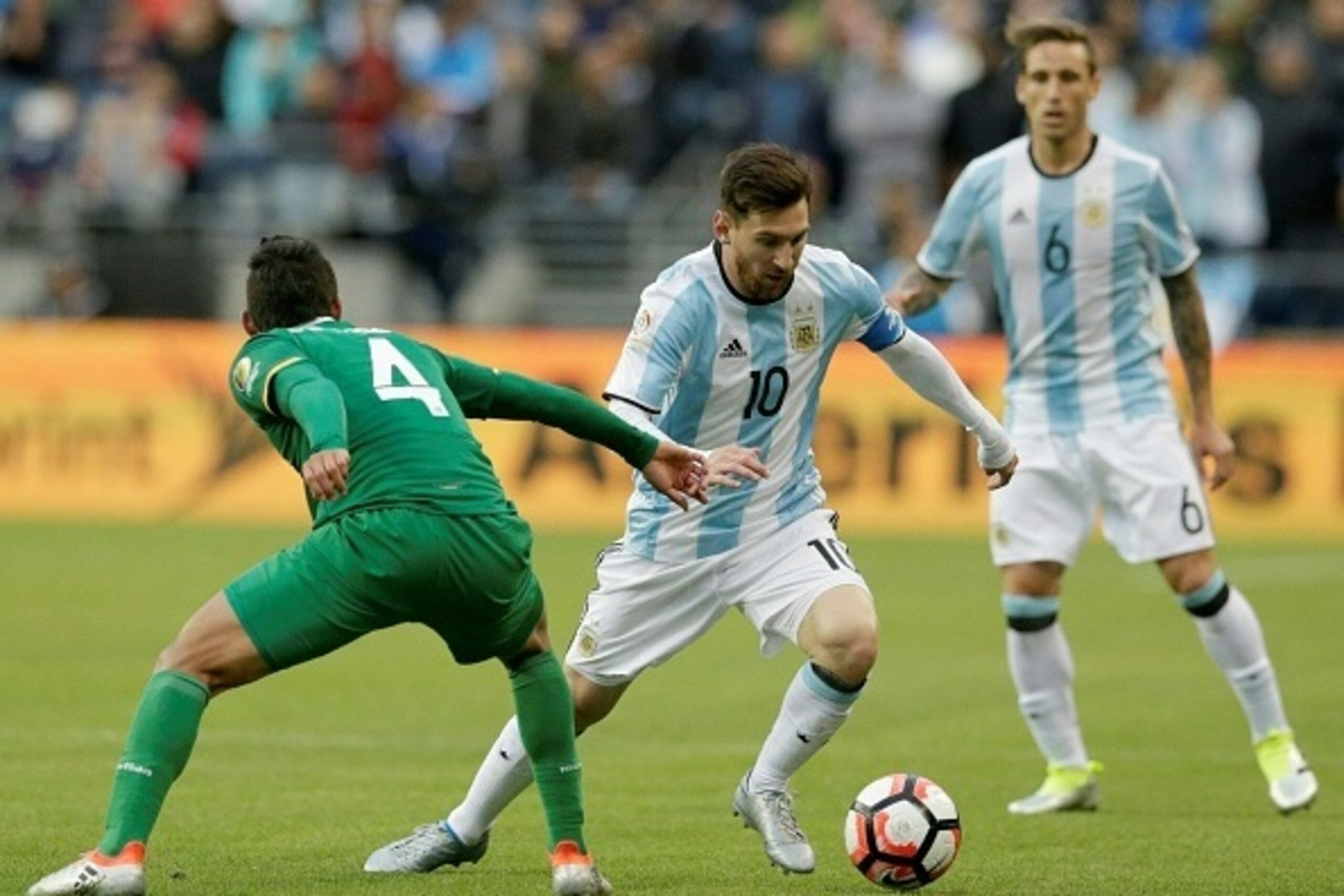 Argentina's Lionel Messi and Bolivia's Diego Bejarano vie for the ball during the Copa America Centenario football tournament match in Seattle, Washington, United States, on June 14, 2016. / AFP / Jason REDMOND (Photo credit should read JASON REDM Argentina's Lionel Messi and Bolivia's Diego Bejarano vie for the ball during the Copa America Centenario football tournament match in Seattle, Washington, United States, on June 14, 2016. / AFP / Jason REDMOND (Photo credit should read JASON REDM
