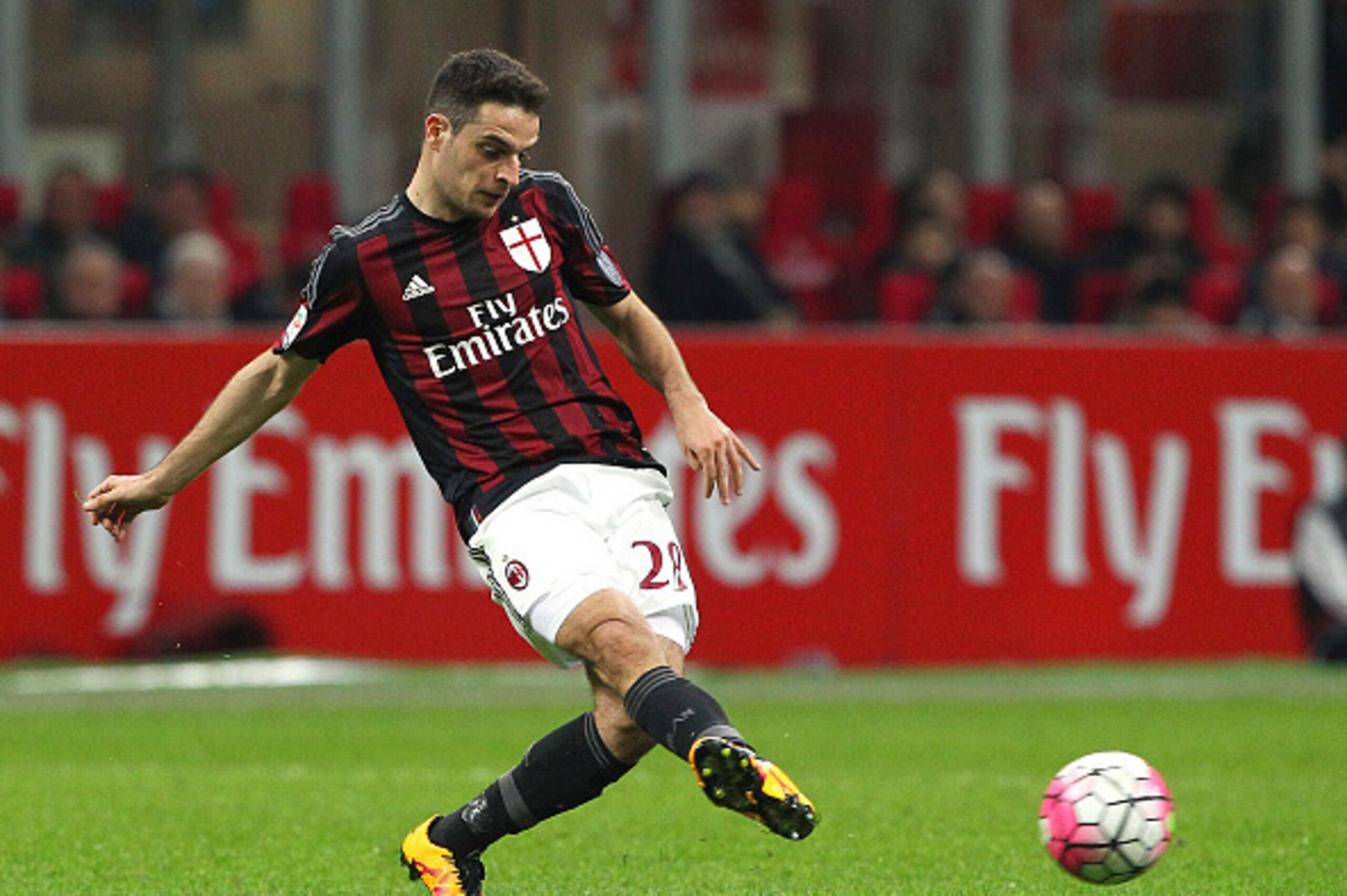 MILAN, ITALY - MARCH 20:  Giacomo Bonaventura of AC Milan in action during the Serie A match between AC Milan and SS Lazio at Stadio Giuseppe Meazza on March 20, 2016 in Milan, Italy.  (Photo by Marco Luzzani/Getty Images)