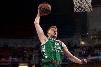 Laboral Kutxa's Latvian forward Davis Bertans (R) vies with Panathinaikos' US forward Vince Hunter (L) during the Euroleague group basketball playoff match Laboral Kutxa Vitoria Gasteiz vs Panathinaikos Athens at the Fernando Buesa Arena in Vitoria-Gastei