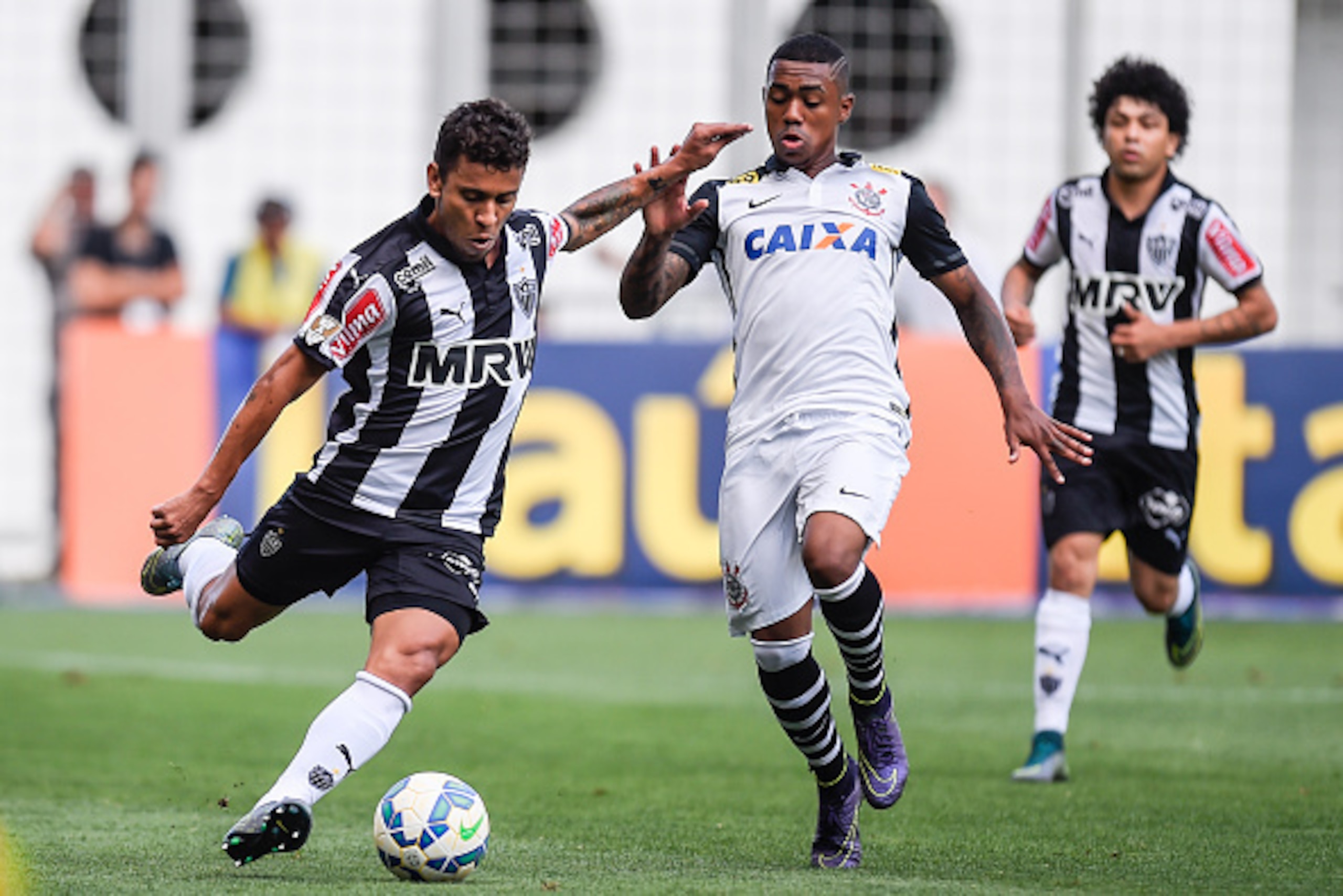 BELO HORIZONTE, BRAZIL - NOVEMBER 1: Marcos Rocha #2 of Atletico MG and Malcom #21 of Corinthians battle for the ball during a match between Atletico MG and Corinthians as part of Brasileirao Series A 2015 at Independencia stadium on November 1, 2015 in B