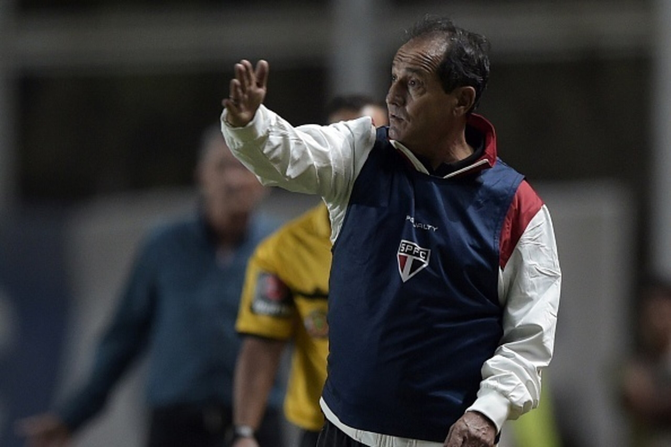 Brazil's Sao Paulo coach Muricy Ramalho gestures during the Copa Libertadores 2015 group 2 football match against Argentina's San Lorenzo at Pedro Bidegain stadium in Buenos Aires, Argentina, on April 1, 2015. San Lorenzo won 1-0. AFP PHOTO / JUAN MABROMA