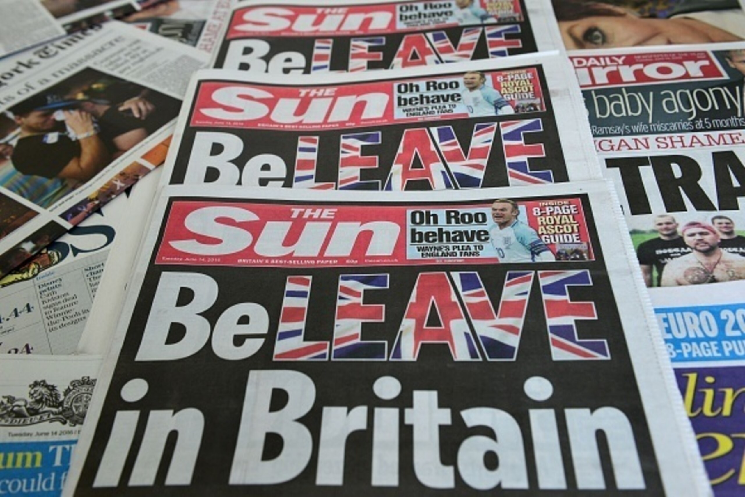 An arrangement of newspapers pictured in London on June 14, 2016 shows the front page of the Sun daily newspaper with a headline urging readers to vote 'Leave' in the June 23 EU referendum. 
Britain's most-read newspaper The Sun urged readers to vote to l