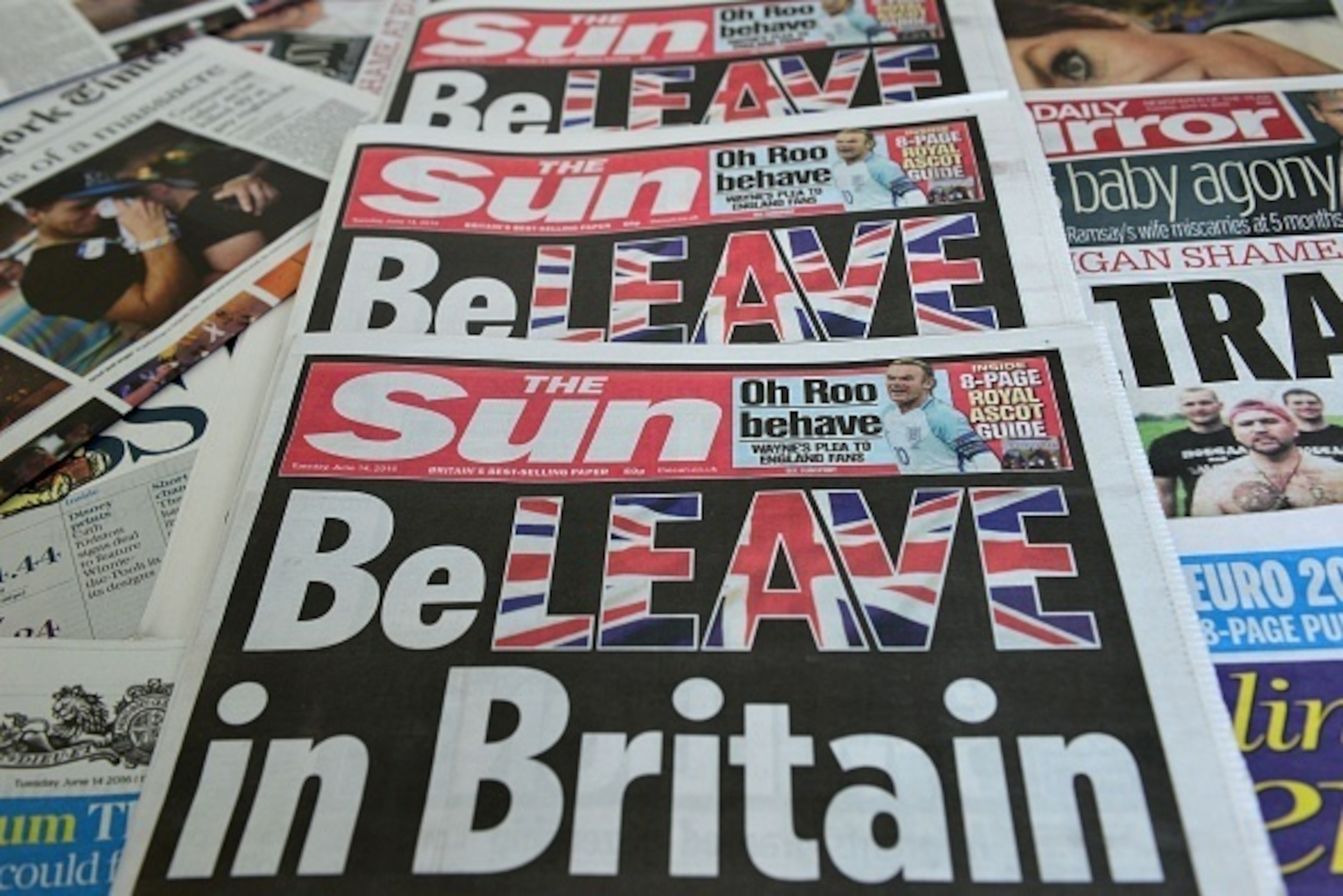 An arrangement of newspapers pictured in London on June 14, 2016 shows the front page of the Sun daily newspaper with a headline urging readers to vote 'Leave' in the June 23 EU referendum. 
Britain's most-read newspaper The Sun urged readers to vote to l