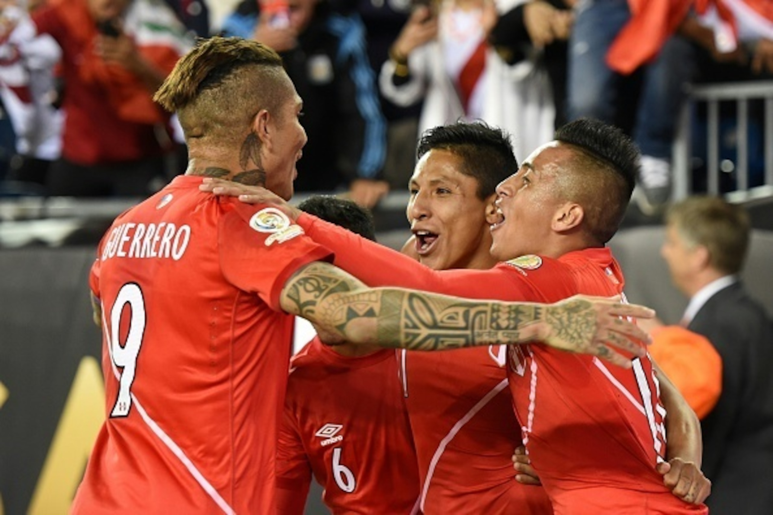 Peru's Raul Ruidiaz (2-R) celebrates after scoring against Brazil during their Copa America Centenario football tournament match in Foxborough, Massachusetts, United States, on June 12, 2016. / AFP / Timothy A. CLARY (Photo credit should read TIMO Peru's Raul Ruidiaz (2-R) celebrates after scoring against Brazil during their Copa America Centenario football tournament match in Foxborough, Massachusetts, United States, on June 12, 2016. / AFP / Timothy A. CLARY (Photo credit should read TIMO