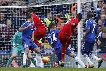 Liverpool's Zaire-born Belgian striker Christian Benteke (2nd R) shoots to score their third goal during the English Premier League football match between Chelsea and Liverpool at Stamford Bridge in London on October 31, 2015. AFP PHOTO / IAN KINGTON

RES