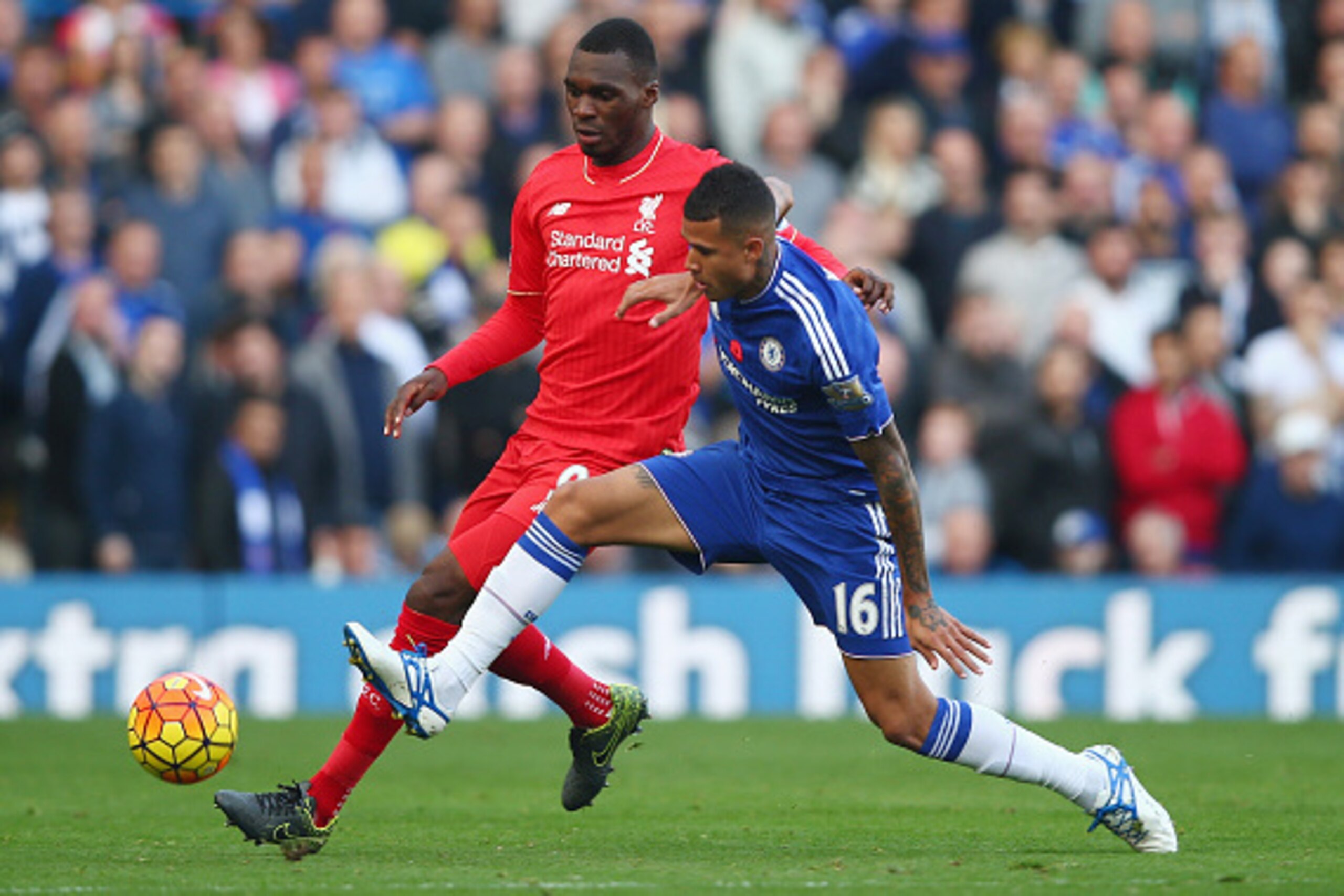 LONDON, ENGLAND - OCTOBER 31: Kenedy of Chelsea and Christian Benteke of Liverpool compete for the ball during the Barclays Premier League match between Chelsea and Liverpool at Stamford Bridge on October 31, 2015 in London, England.  (Photo by Clive Rose