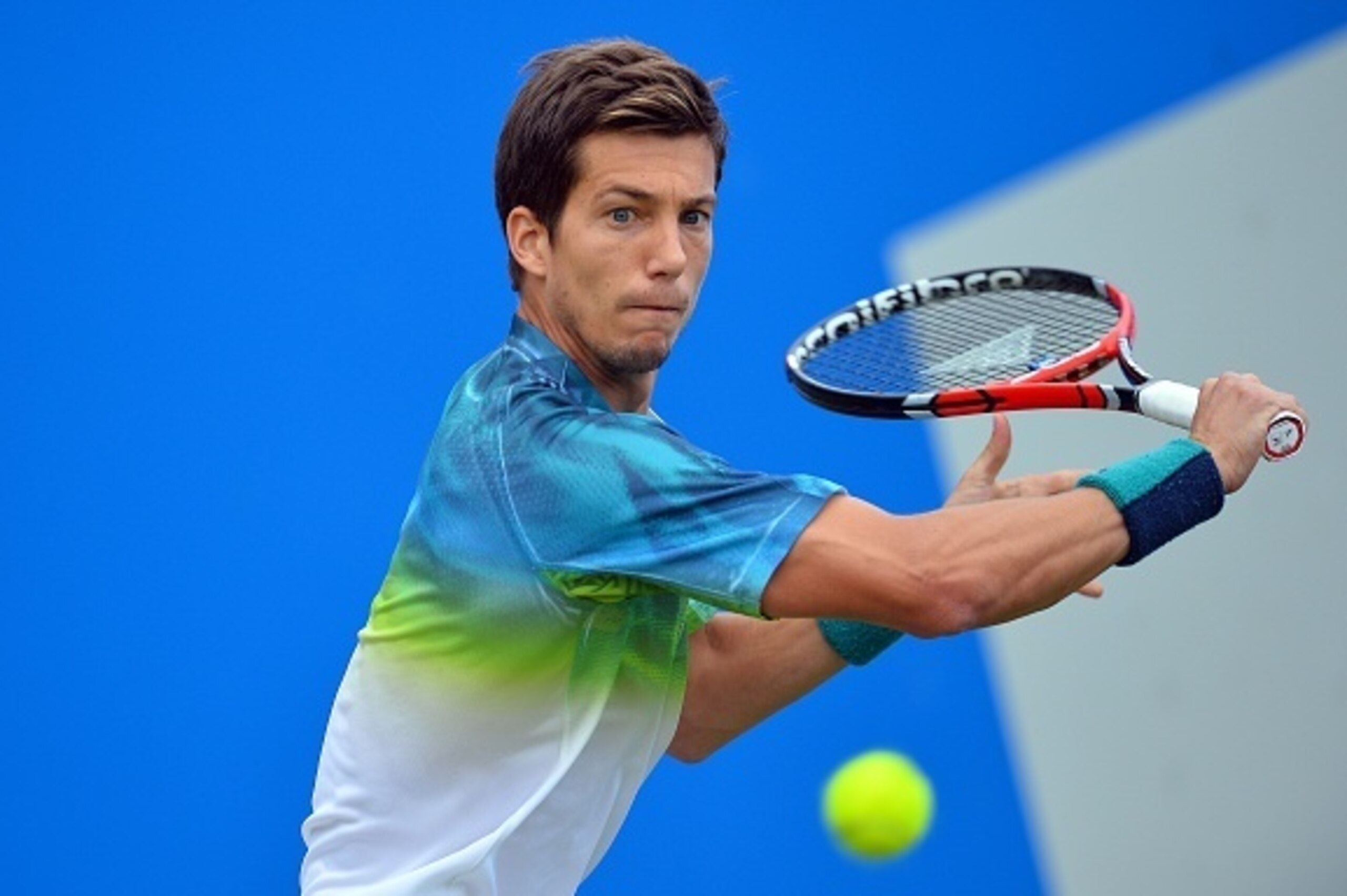 Britain's Aljaz Bedene returns to Britain's Andy Murray during their match at the ATP Aegon Championships tennis tournament at Queen's Club in west London on June 16, 2016. / AFP / GLYN KIRK (Photo credit should read GLYN KIRK/AFP/Getty Images) Britain's Aljaz Bedene returns to Britain's Andy Murray during their match at the ATP Aegon Championships tennis tournament at Queen's Club in west London on June 16, 2016. / AFP / GLYN KIRK (Photo credit should read GLYN KIRK/AFP/Getty Images)