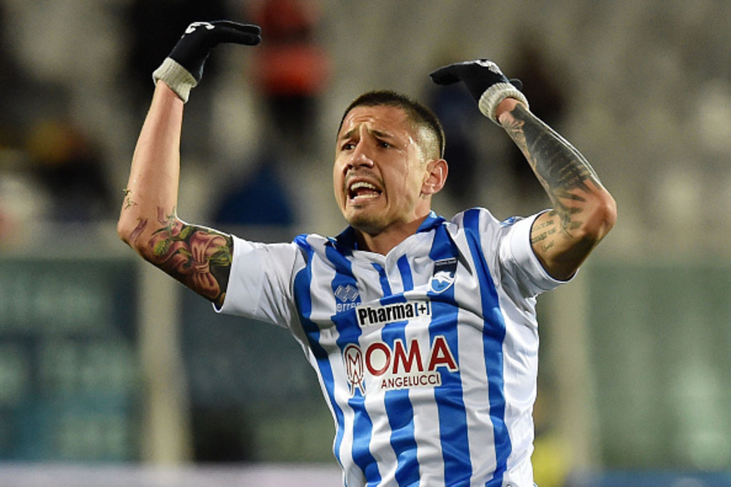 PESCARA, ITALY - FEBRUARY 12:  Gianluca Lapadula of Pescara Calcio celebrates after scoring the goal 1-1 during the Serie B match between Pescara Calcio and Vicenza Calcio at Adriatico Stadium on February 12, 2016 in Pescara, Italy.  (Photo by Giuseppe Be