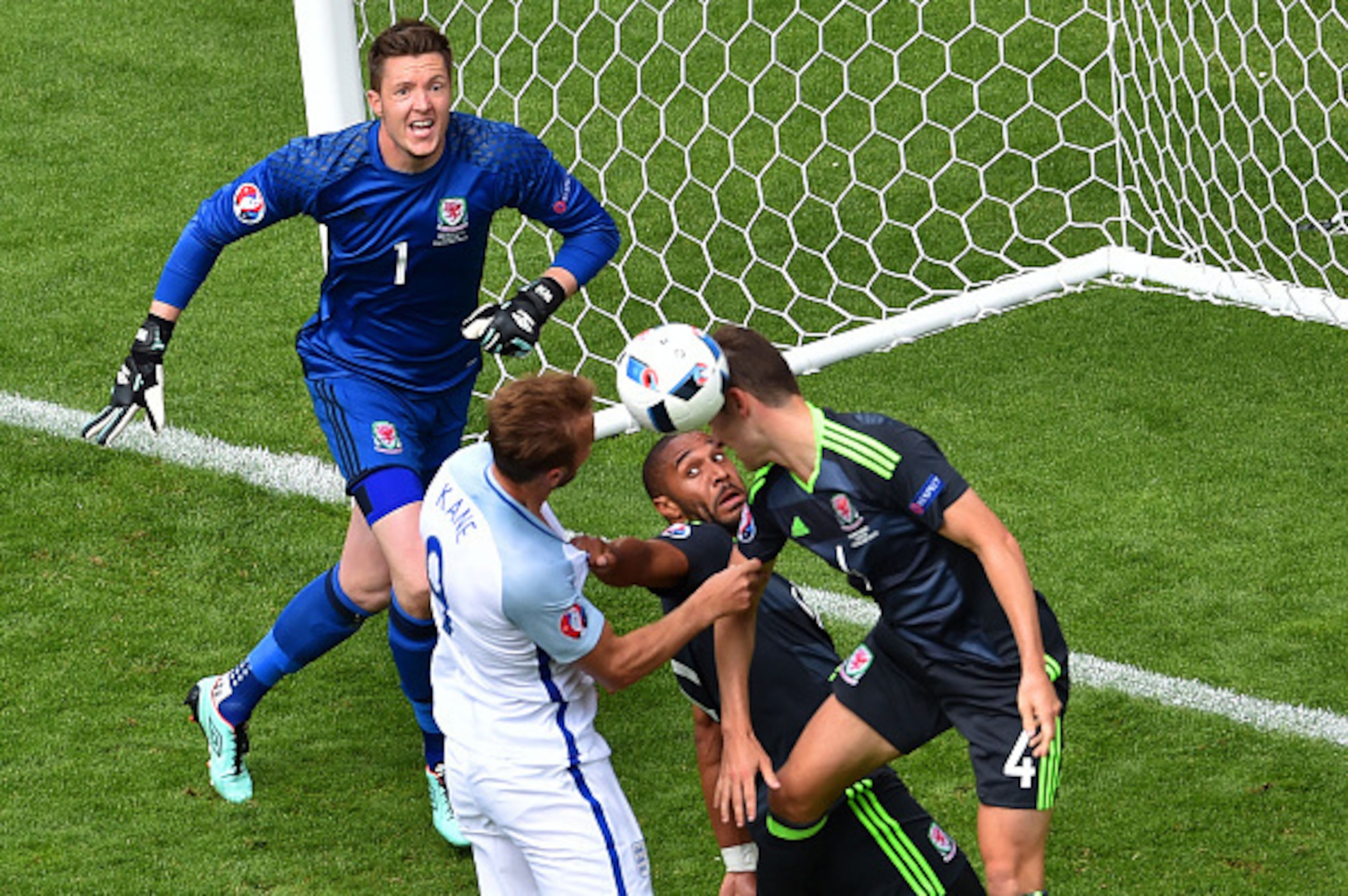 TOPSHOT - Wales' goalkeeper Wayne Hennessey (L) looks on as England's forward Harry Kane (2nd L) vies for the ball with Wales' defender Ben Davies (R) and Wales' defender Ashley Williams (2nd R) during the Euro 2016 group B football match between England 