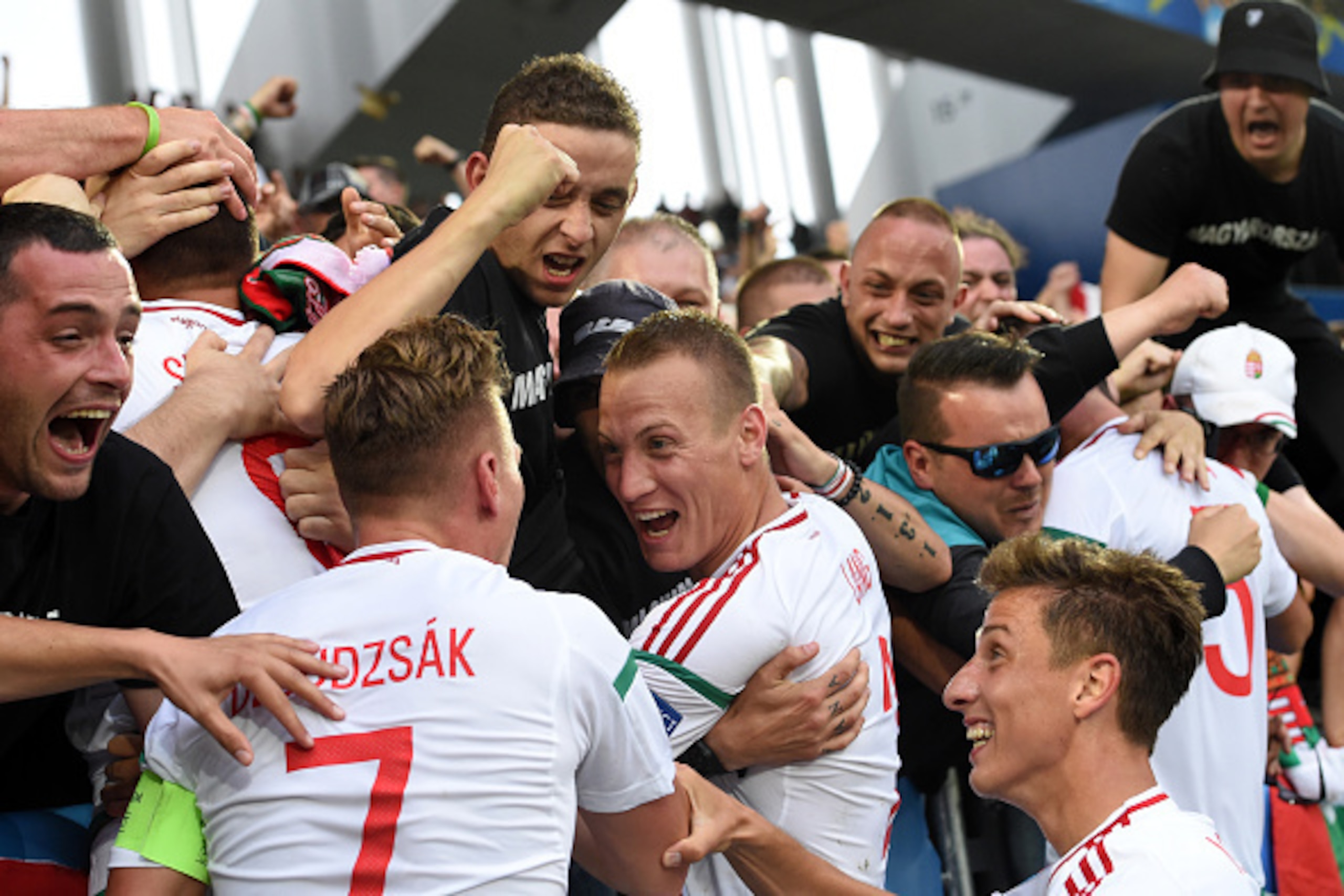 Hungary's players celebrate with their fans after a goal by Hungary's forward Adam Szalai (L) during the Euro 2016 group F football match between Hungary and Austria at the Matmut Atlantique stadium in Bordeaux on June 14, 2016. / AFP / Mehdi FEDOUACH    