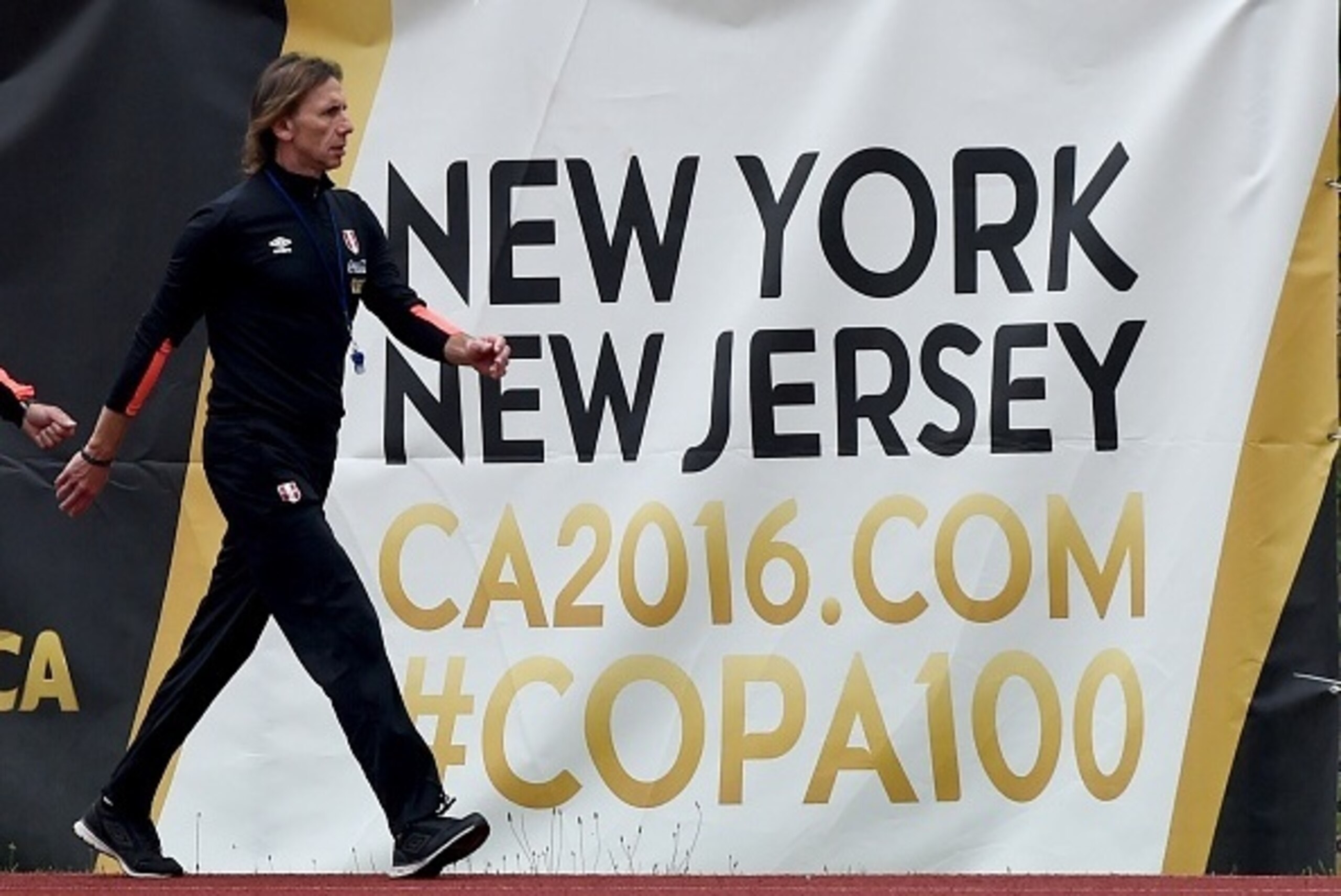 Peru's head coach Ricardo Gareca attends a training session at Montclair State University June 16, 2016 before their upcoming COPA America 2016 Quarter-finals match with Colombia June 17, 2016 at MetLife Stadium. / AFP / TIMOTHY A. CLARY (Photo cre Peru's head coach Ricardo Gareca attends a training session at Montclair State University June 16, 2016 before their upcoming COPA America 2016 Quarter-finals match with Colombia June 17, 2016 at MetLife Stadium. / AFP / TIMOTHY A. CLARY (Photo cre