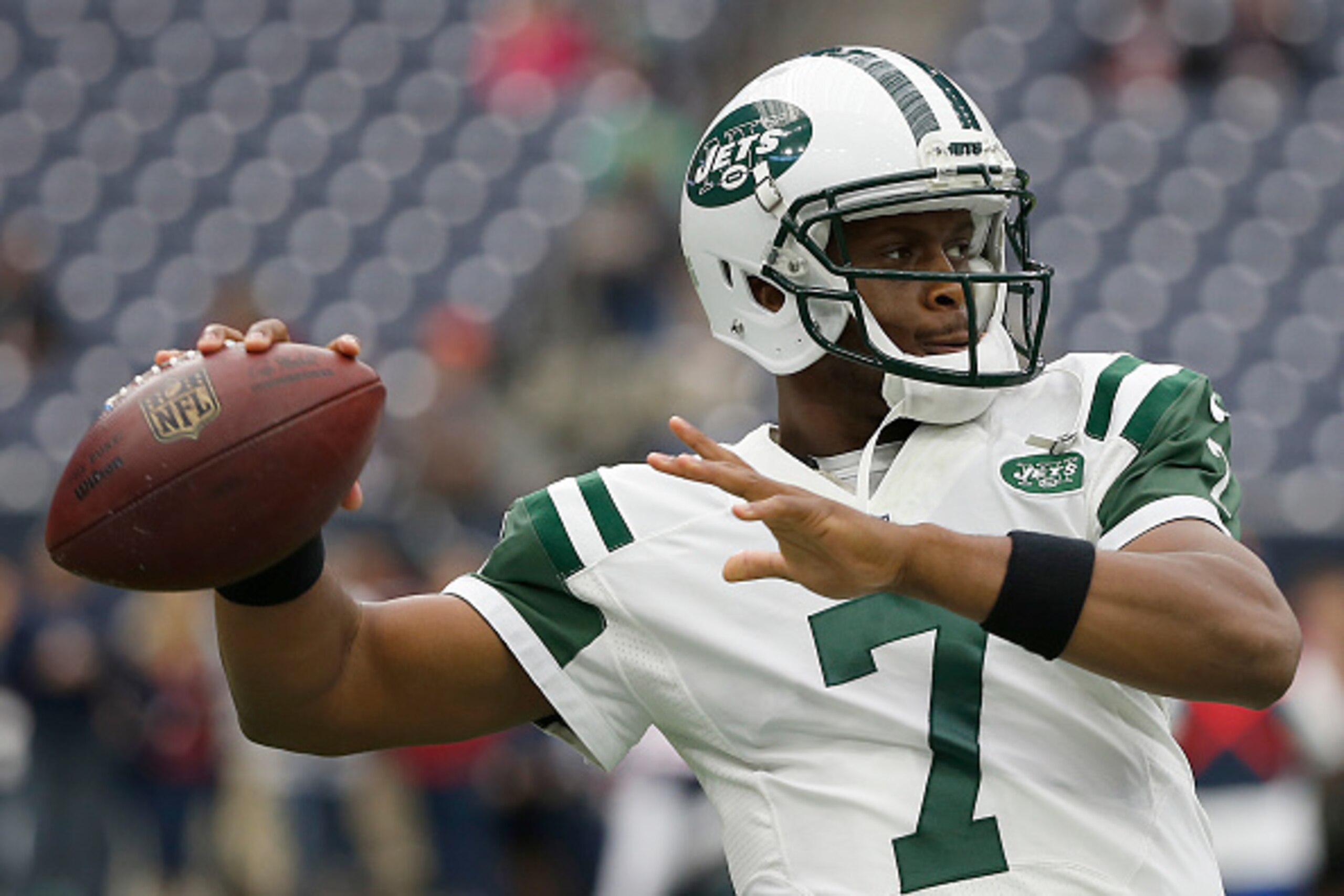 HOUSTON, TX - NOVEMBER 22: Geno Smith #7 of the New York Jets warms up before playing against the Houston Texans on November 22, 2015 at NRG Stadium in Houston, Texas. (Photo by Scott Halleran/Getty Images)