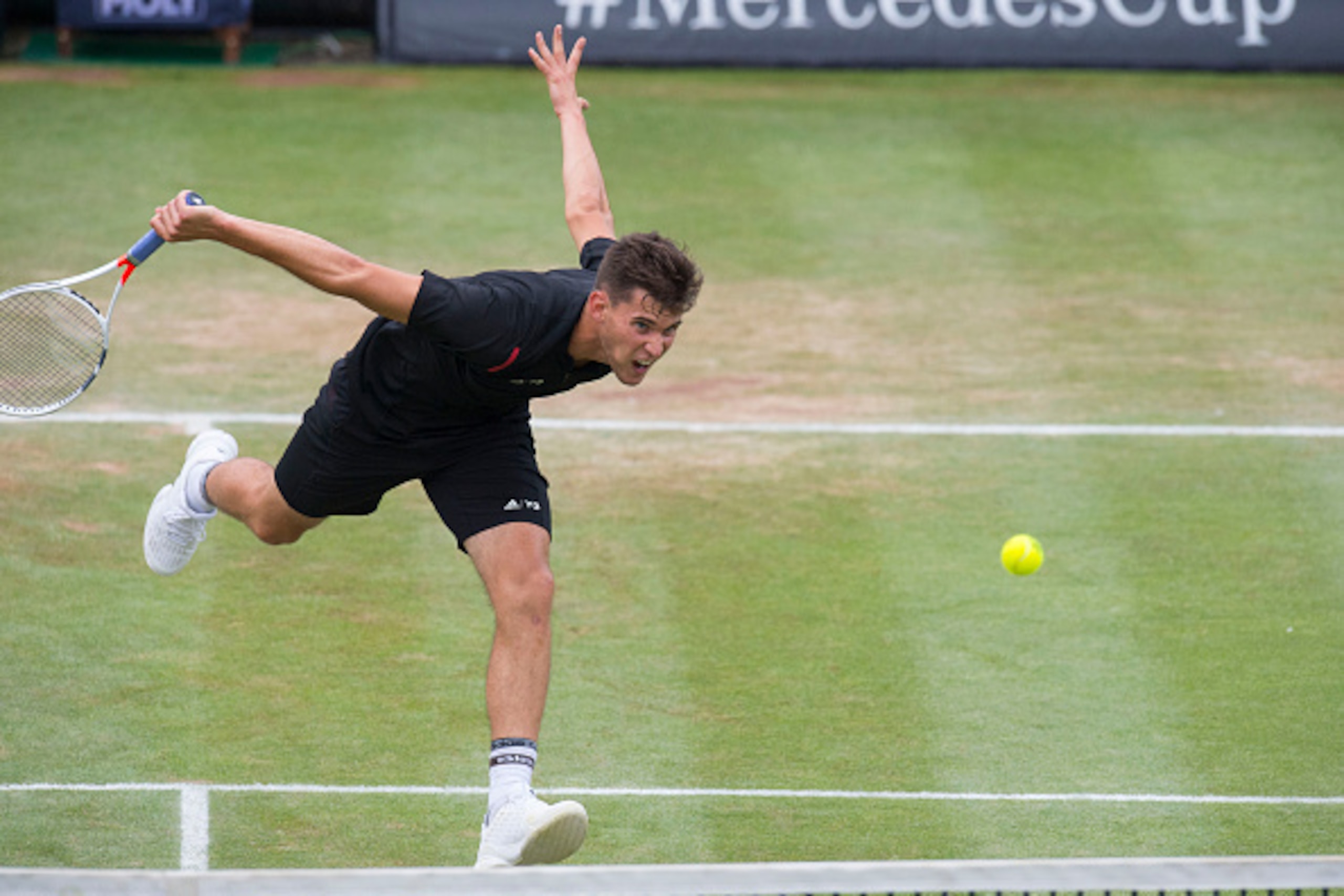 Austria's Dominic Thiem returns the ball to Germany's Philipp Kohlschreiber in the final match at the ATP Cup tennis tournament in Stuttgart, southwestern Germany, on June 12, 2016.   / AFP / THOMAS KIENZLE        (Photo credit should read THOMAS KIENZLE/