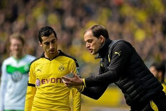 Dortmund's coach Thomas Tuchel (R) talks to Dortmund's Armenian midfielder Henrikh Mkhitaryan during the German first division Bundesliga football match Borussia Dortmund vs VfL Wolfsburg, in Dortmund, western Germany, on April 30, 2016. / AFP / Sascha SC