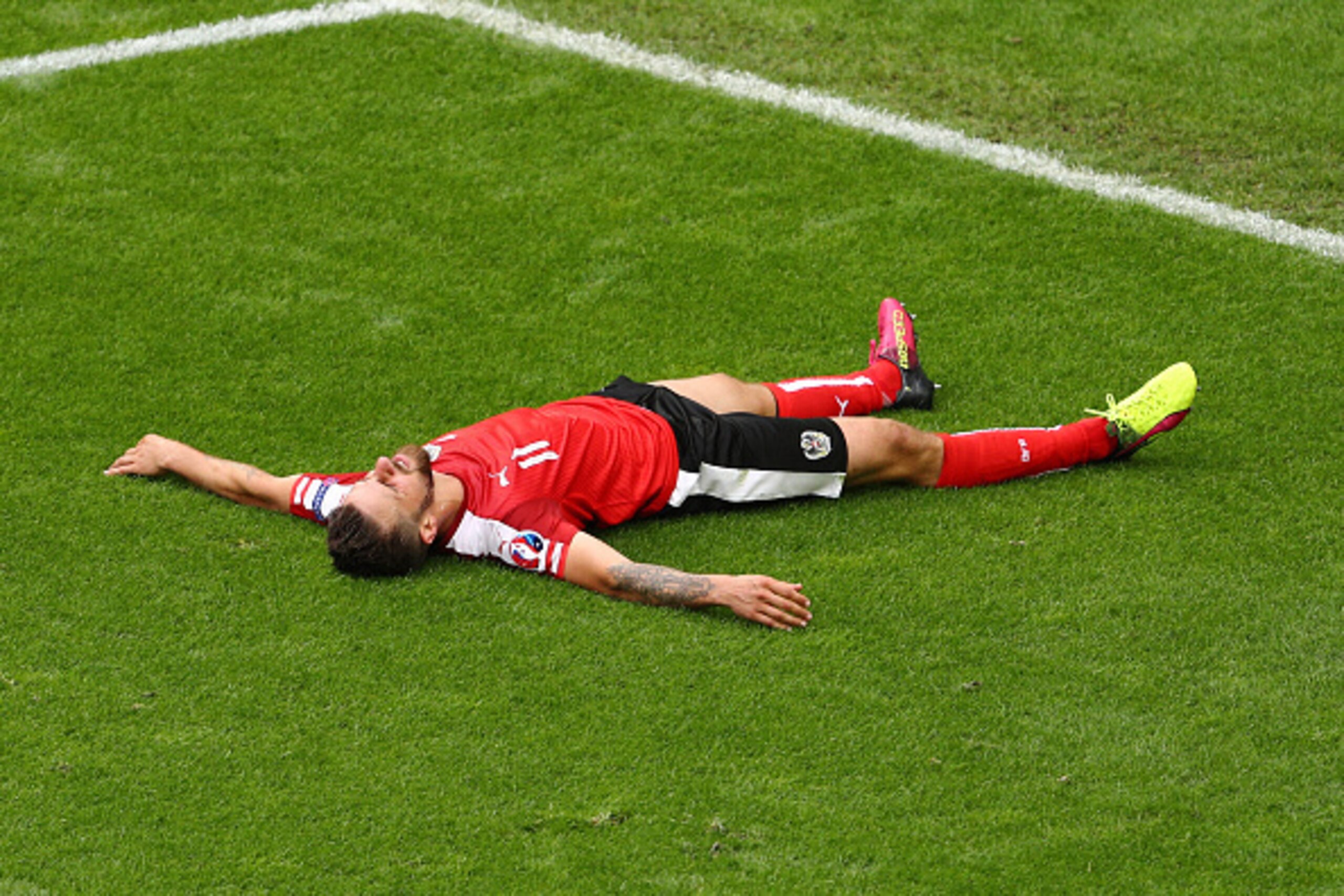 BORDEAUX, FRANCE - JUNE 14: Martin Harnik of Austria reacts after missing a chance during the UEFA EURO 2016 Group F match between Austria and Hungary at Stade Matmut Atlantique on June 14, 2016 in Bordeaux, France.  (Photo by Ian Walton/Getty Images)