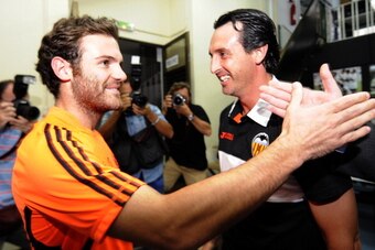 Valencia's coach Unai Emery (R) greets Chelsea's Spanish forward Juan Mata during a press conference at the Mestalla Stadium in Valencial on September 27, 2011 on the eve of the UEFA Champions League football match between Valencia and  Chelsea. AFP PHOTO