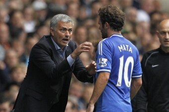Chelsea's Portuguese manager Jose Mourinho (L) gestures to Chelsea's Spanish midfielder Juan Mata (R) during the English Premier League football match between Tottenham Hotspur and Chelsea at White Hart Lane in London on September 28, 2013.  AFP PHOTO/ IA