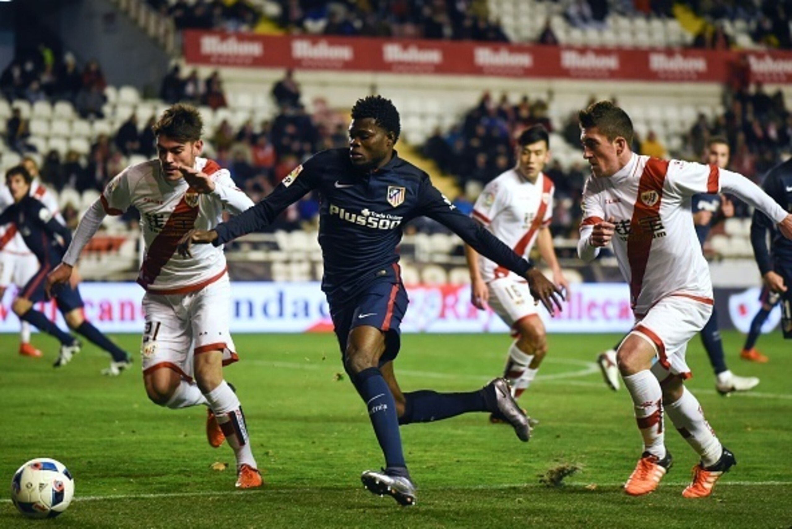 Atletico Madrid's Ghanaian midfielder Thomas Partey (C ) vies with Rayo Vallecano's midfielder Jozabed Sanchez Ruiz (R ) and Rayo Vallecano's midfielder Pablo Hernandez Dominguez  during the Spanish Copa del Rey (King's Cup) round of 16 first leg football