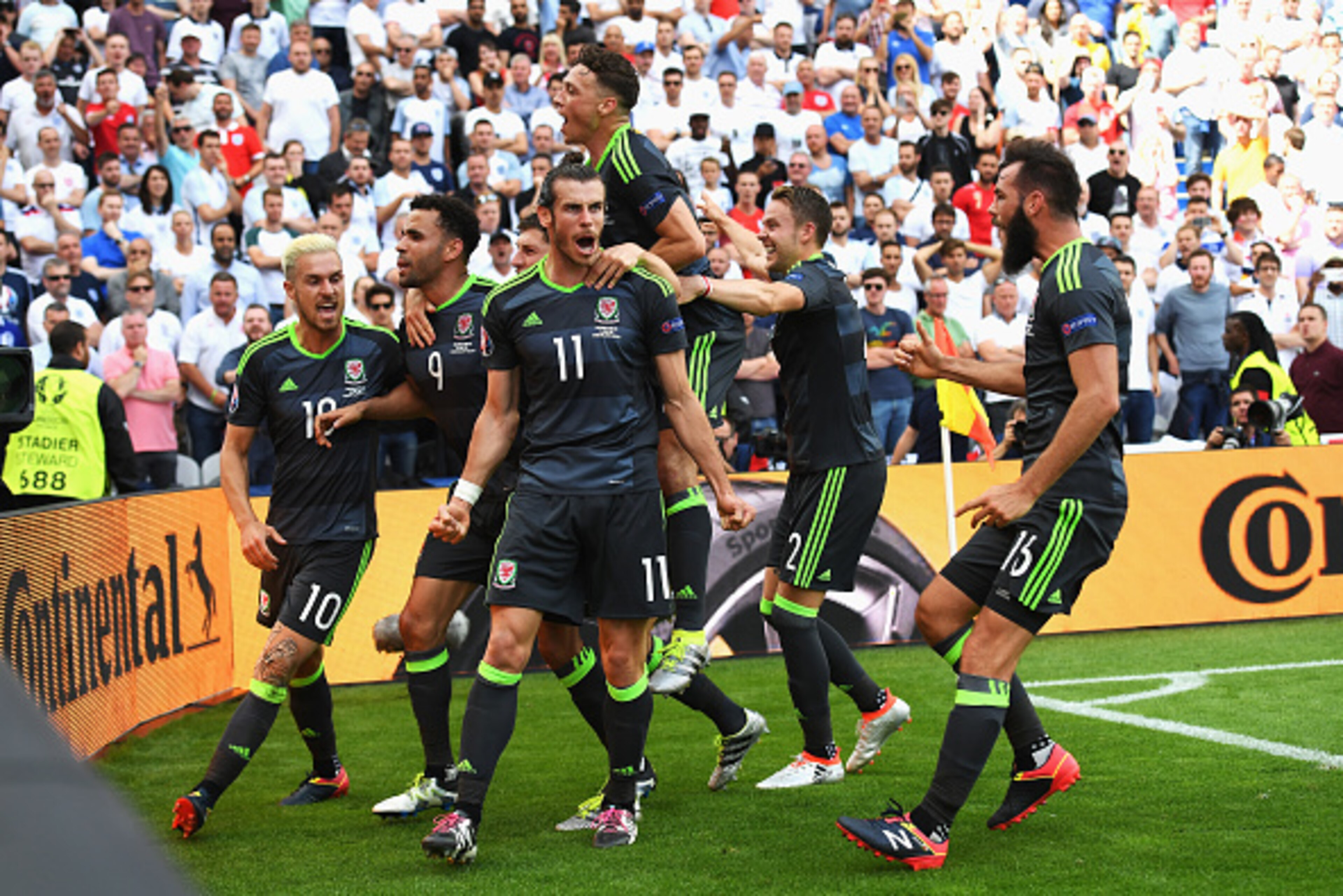 LENS, FRANCE - JUNE 16:  Gareth Bale (C) of Wales celebrates scoring his team's first goal with his team mates during the UEFA EURO 2016 Group B match between England and Wales at Stade Bollaert-Delelis on June 16, 2016 in Lens, France.  (Photo by Matthia