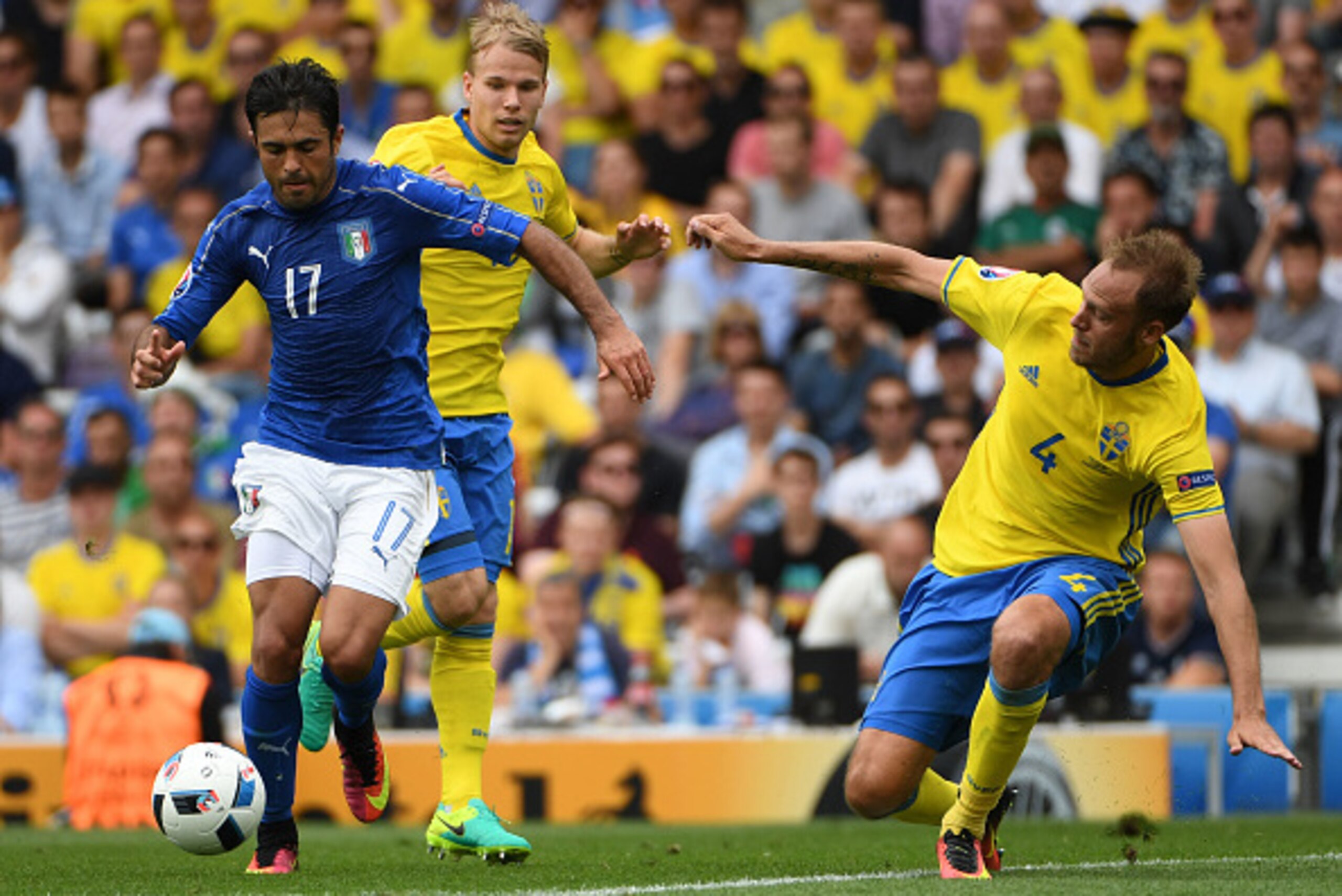 Italy's forward Citadin Martins Eder (L) vies with Sweden's midfielder Oscar Lewicki (C) and Sweden's defender Andreas Granqvist moments before scoring a goal during the Euro 2016 group E football match between Italy and Sweden at the Stadium Municipal in