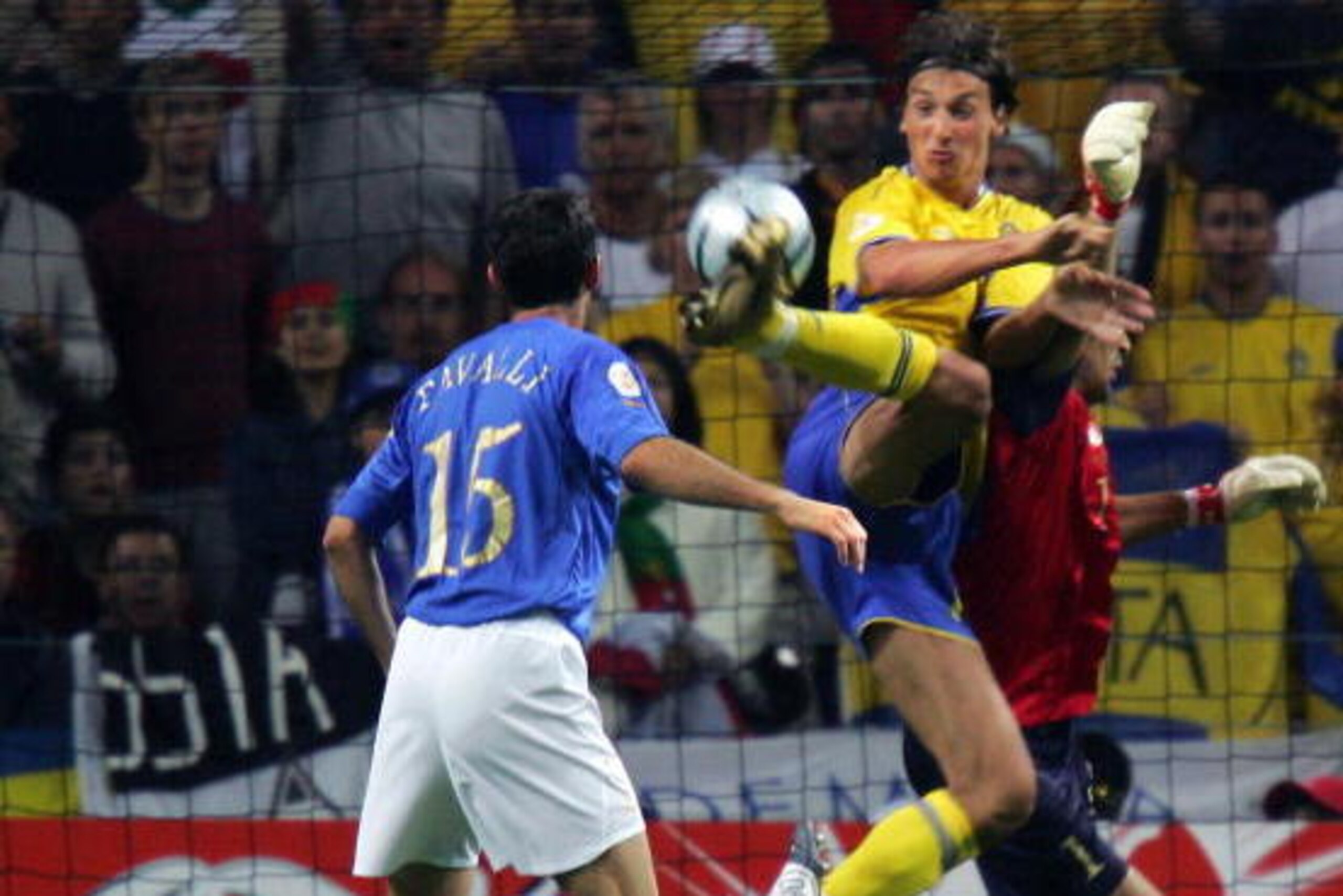 PORTO, Portugal:  Sweden's striker Zlatan Ibrahimovic (2dR) scores a goal against Italy despite of Italy's goalkeeper Gianluigi Buffon (R), 18 June 2004, during their European Nations football championship match at the Dragao stadium in Porto. Italy and S