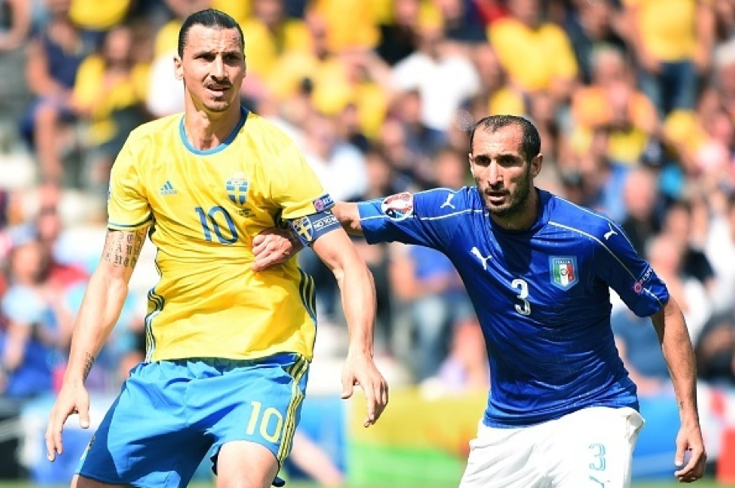 Sweden's forward Zlatan Ibrahimovic (L) vies with Italy's defender Giorgio Chiellini during the Euro 2016 group E football match between Italy and Sweden at the Stadium Municipal in Toulouse on June 17, 2016.  / AFP / Rémy GABALDA        (Photo credit sho