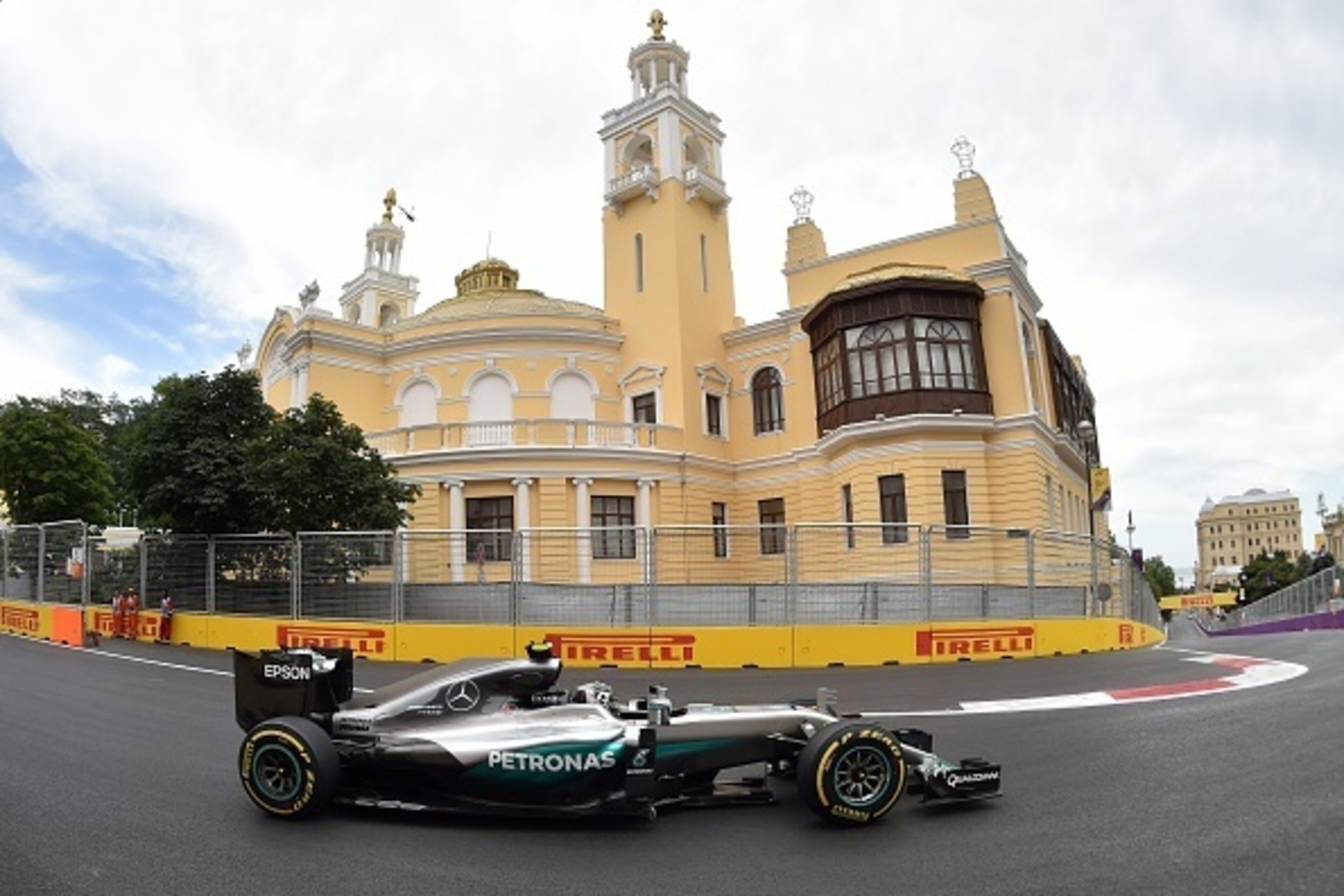 Mercedes AMG Petronas F1 Team's German driver Nico Rosberg steers his car at the Baku City Circuit, on June 17, 2016 in Baku, during the first practice session for the European Formula One Grand Prix.  / AFP / KIRILL KUDRYAVTSEV        (Photo credit shoul